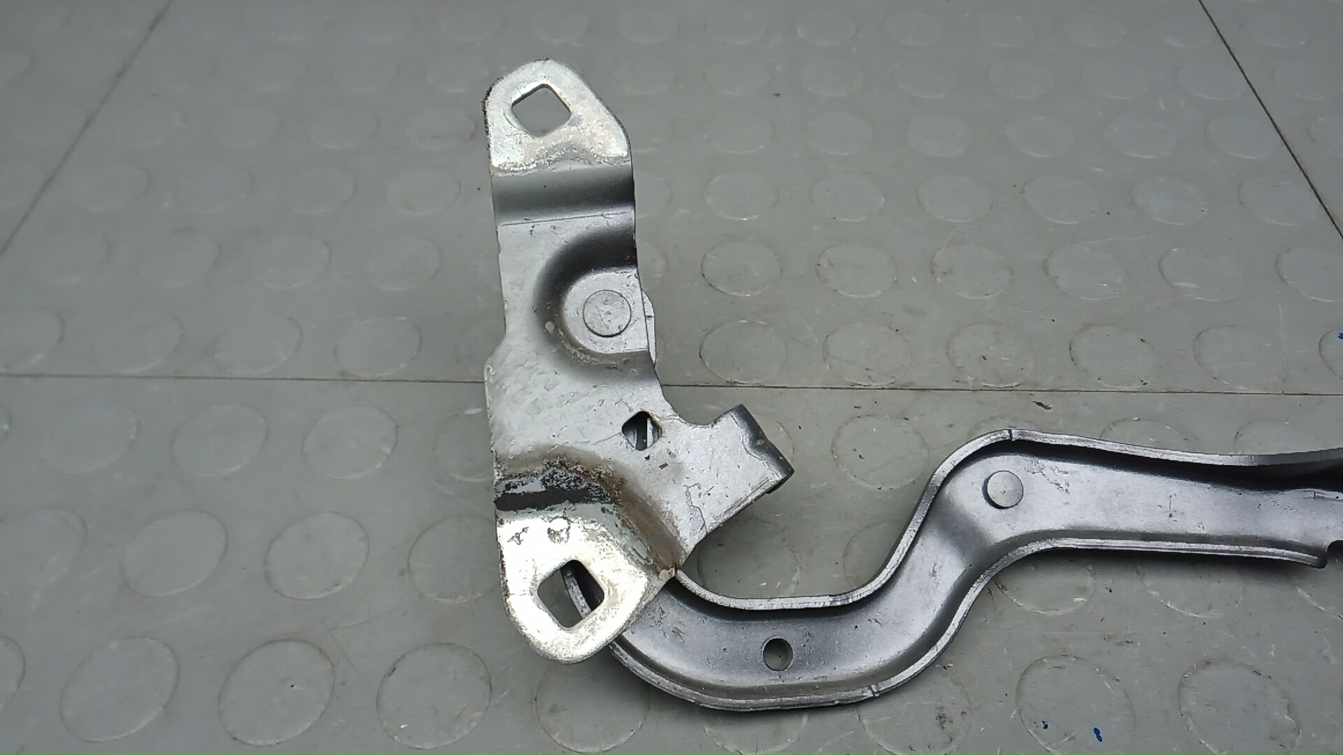 Петля капота