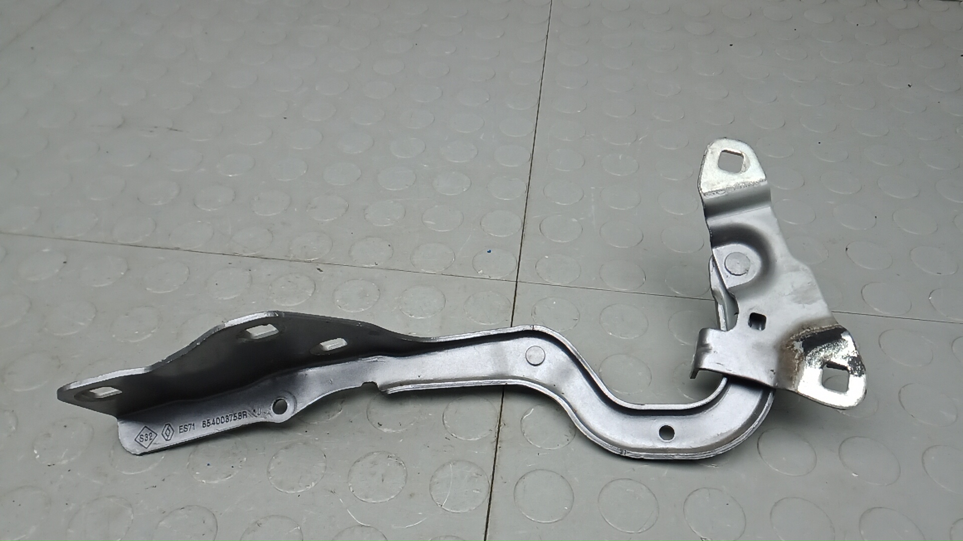 Петля капота