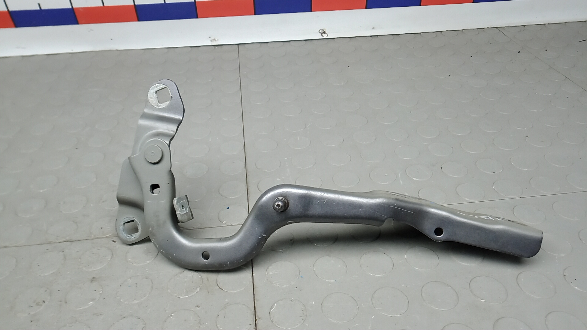 Петля капота