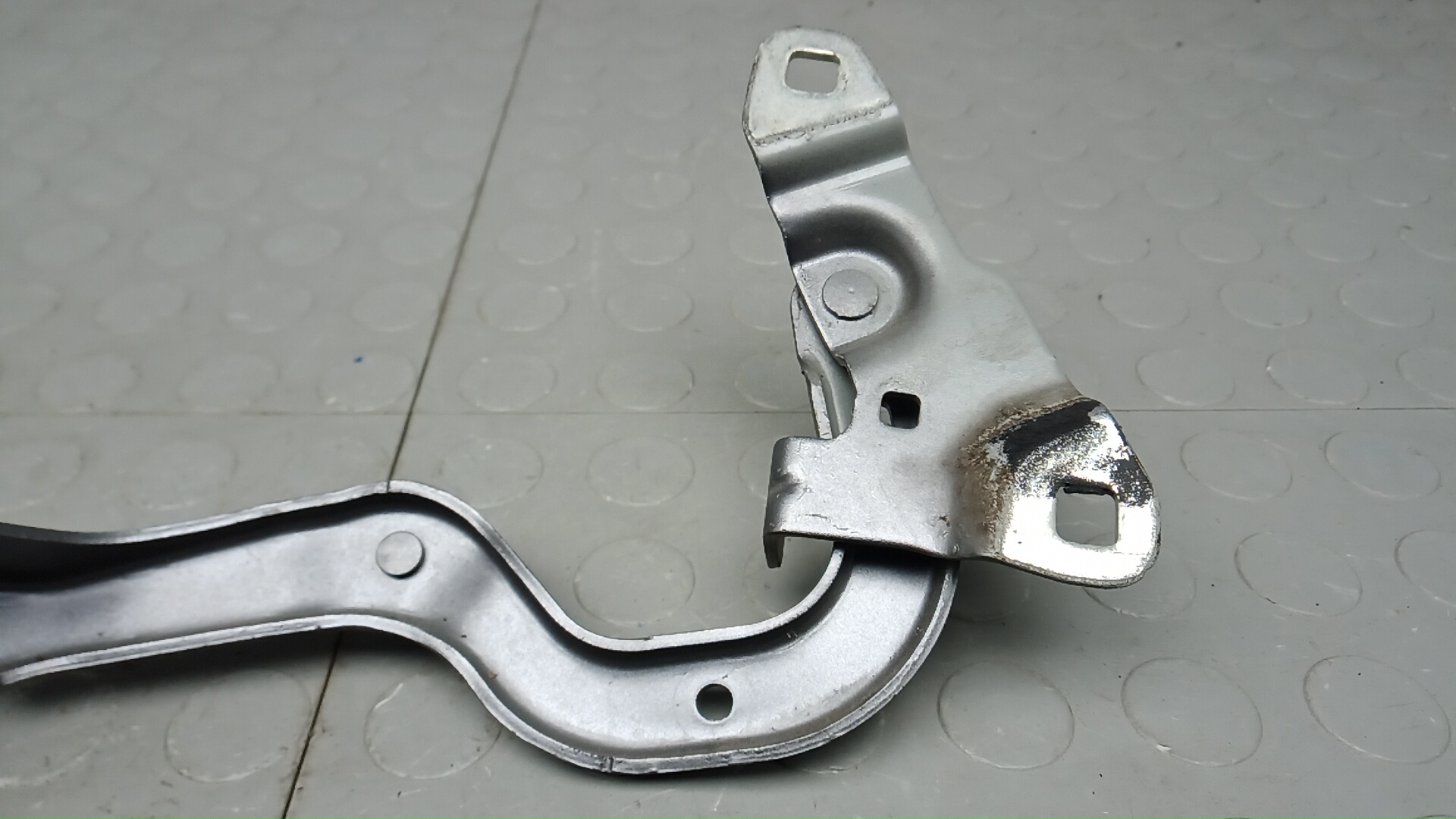 Петля капота