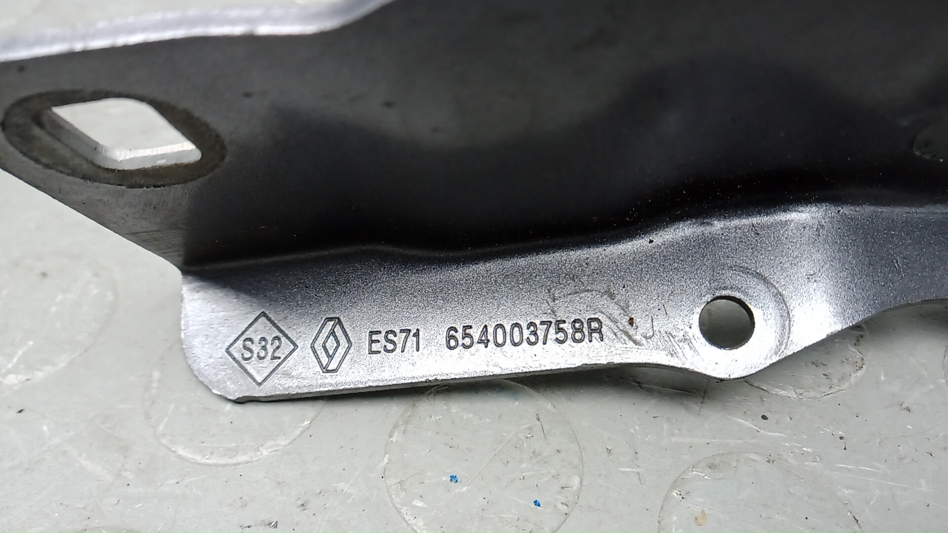 Петля капота