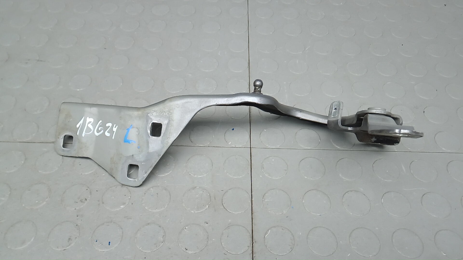 Петля капота