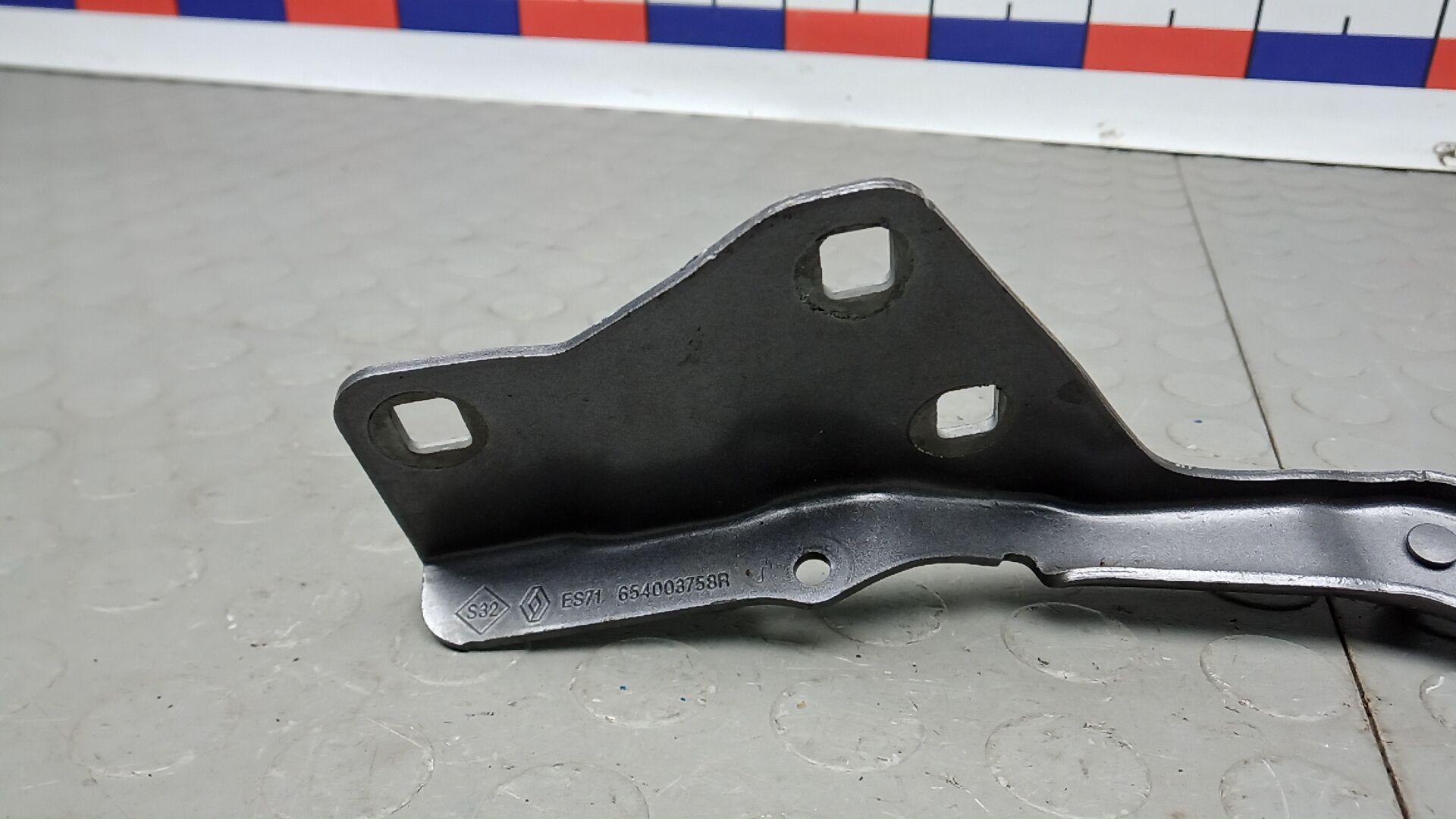 Петля капота