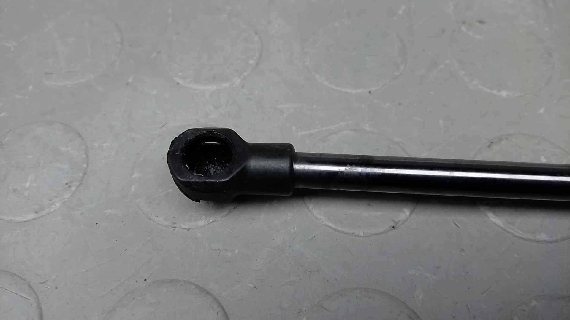 Амортизатор капота