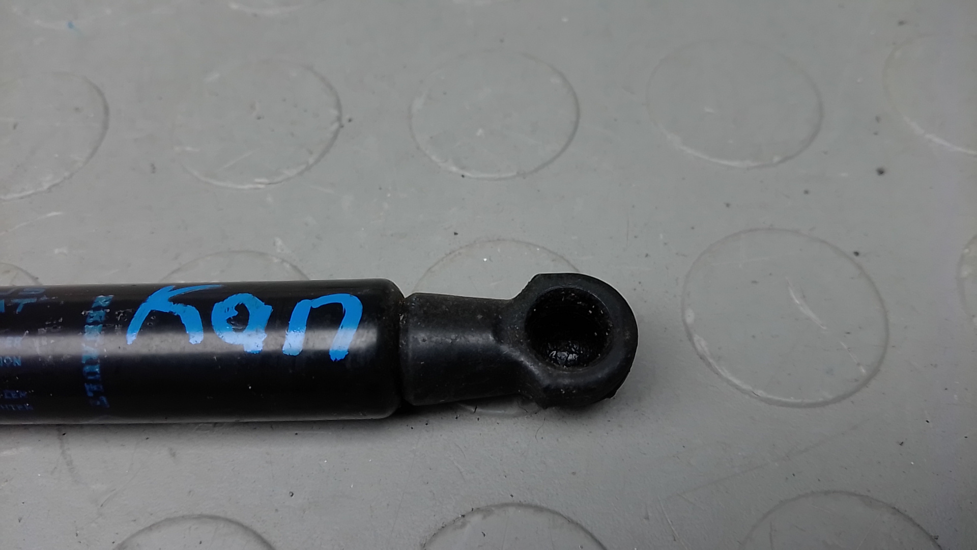 Амортизатор капота