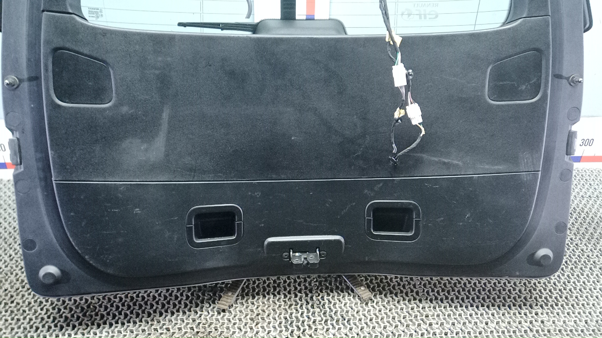 Дверь багажника