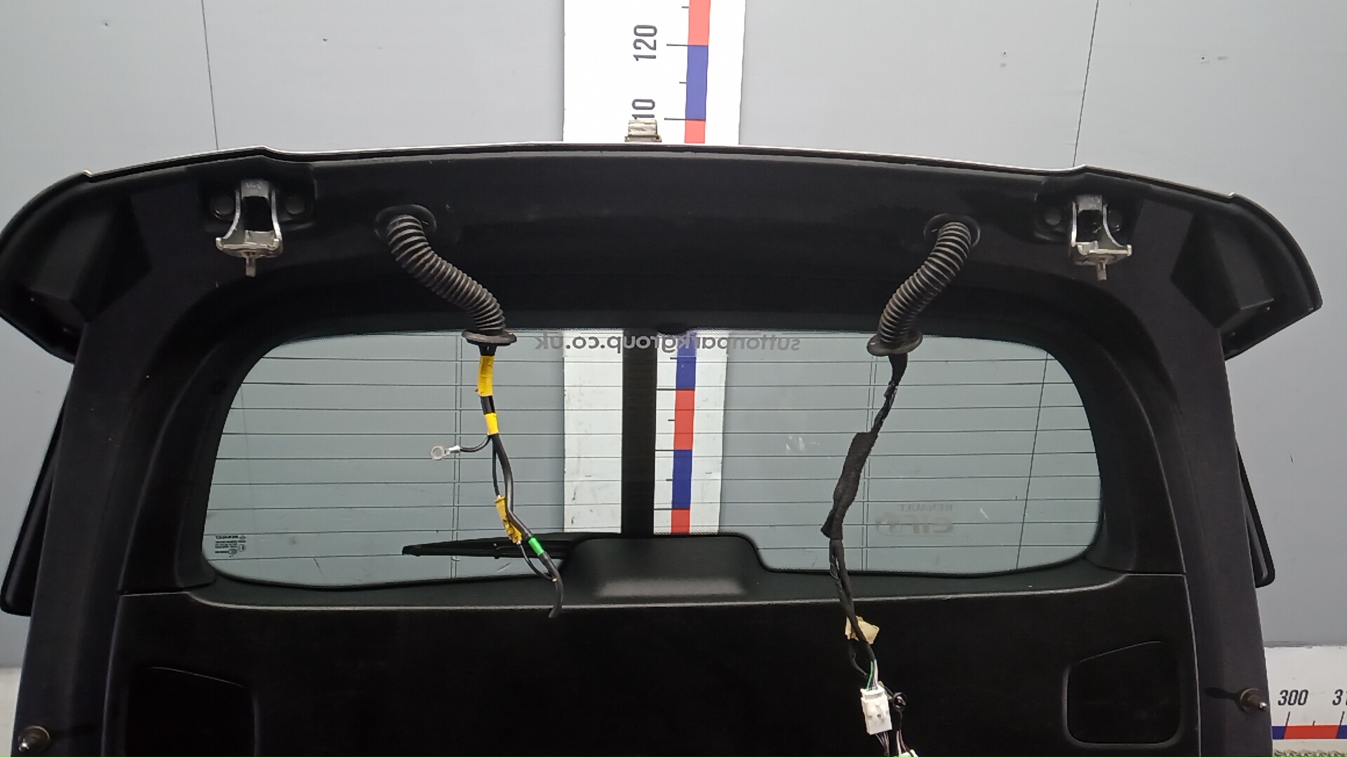 Дверь багажника