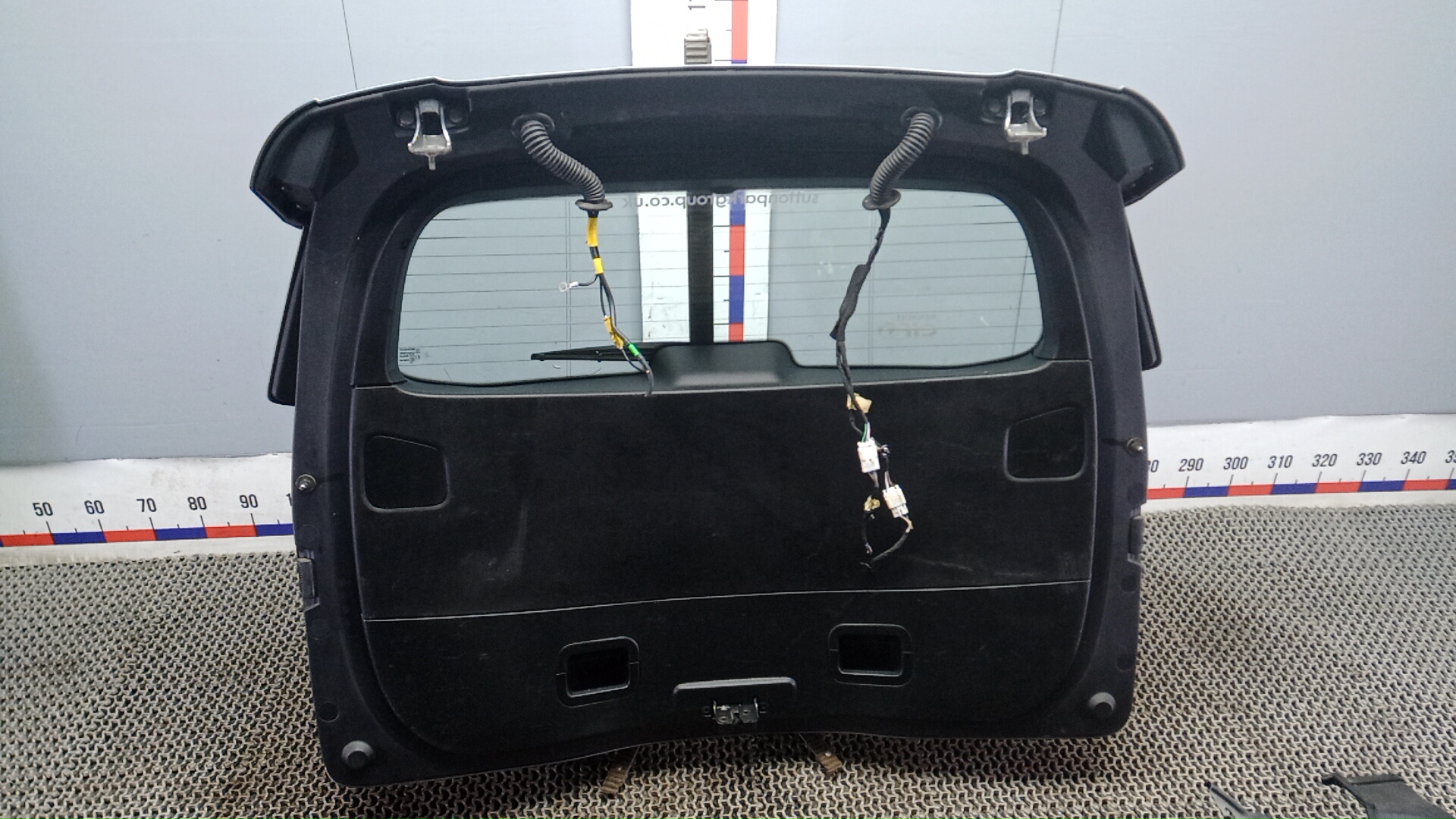 Дверь багажника