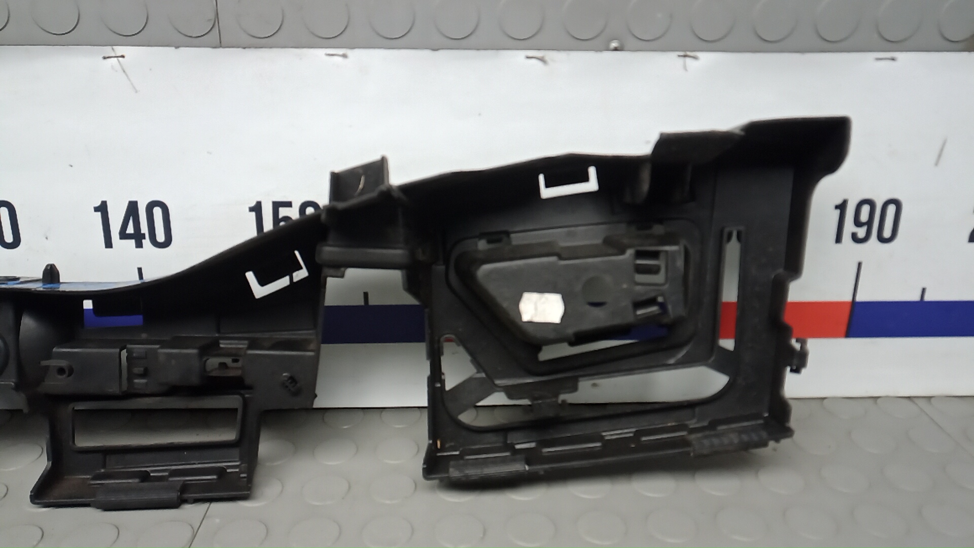 Кронштейн заднего бампера