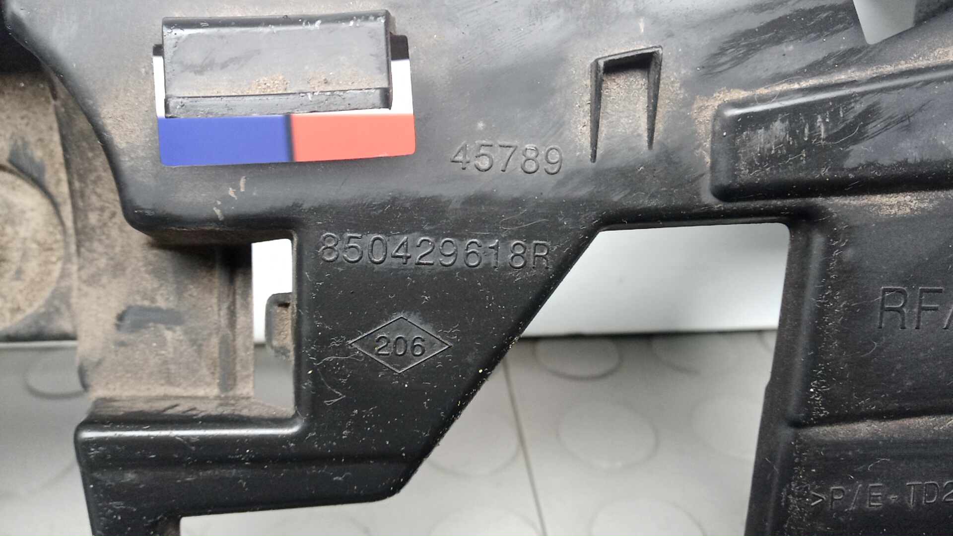 Кронштейн заднего бампера