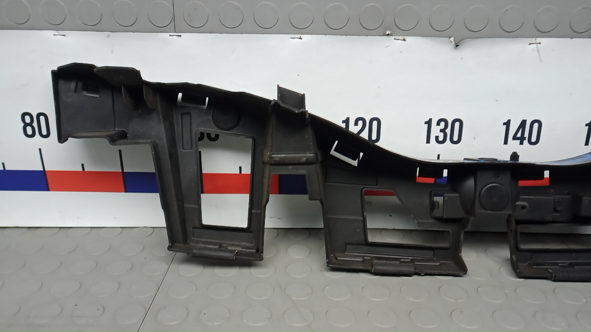 Кронштейн заднего бампера