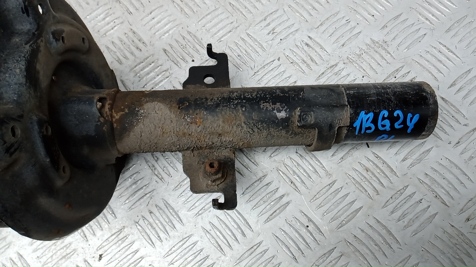 Амортизатор передний левый