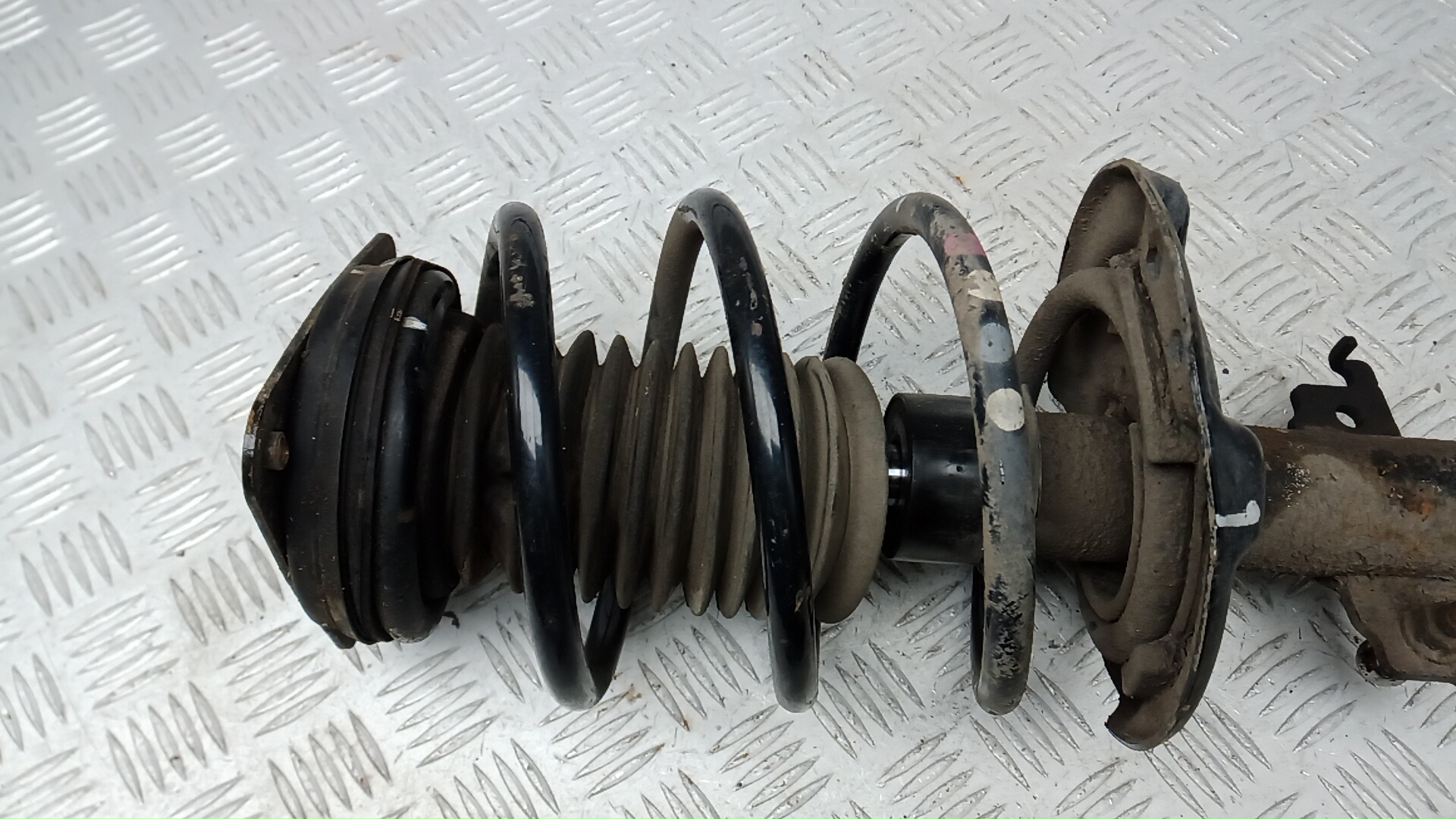 Амортизатор передний левый