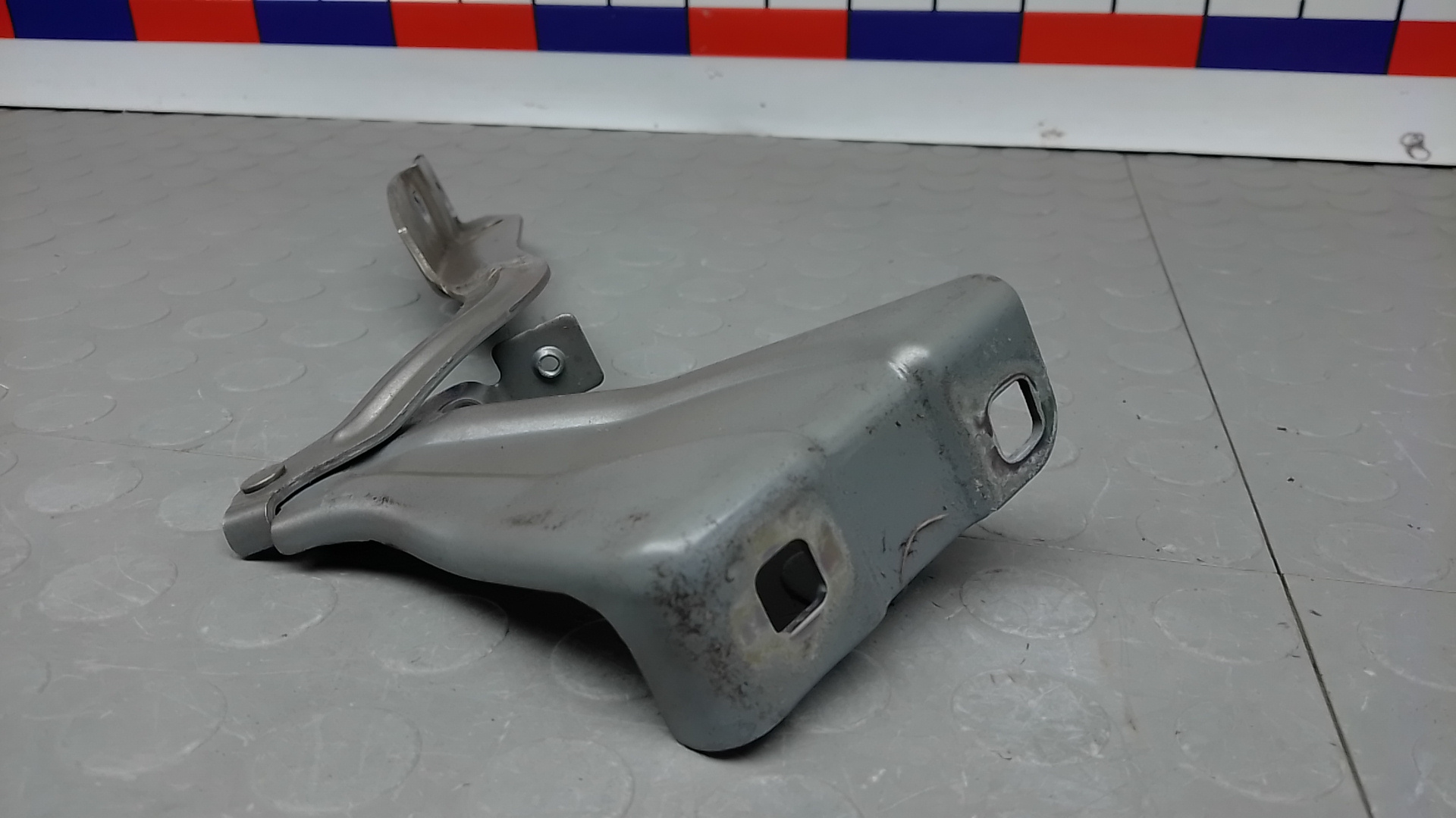 Петля капота