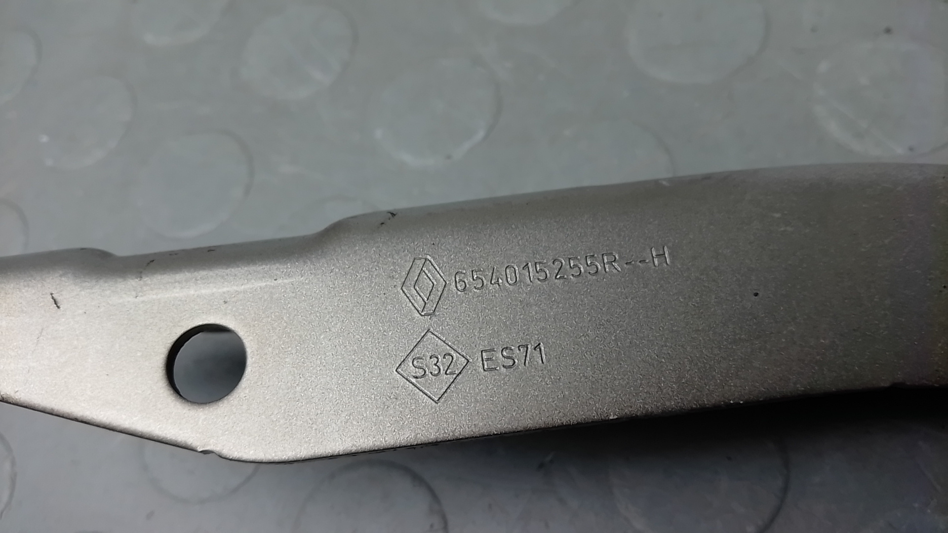 Петля капота