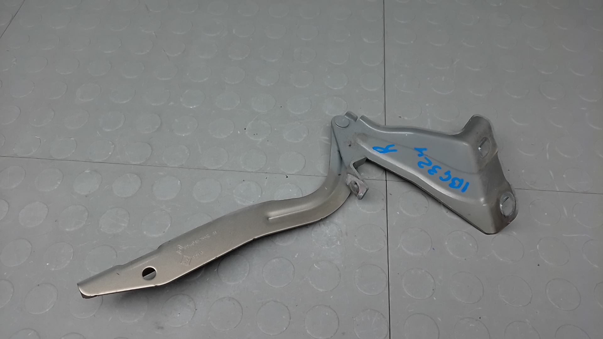 Петля капота