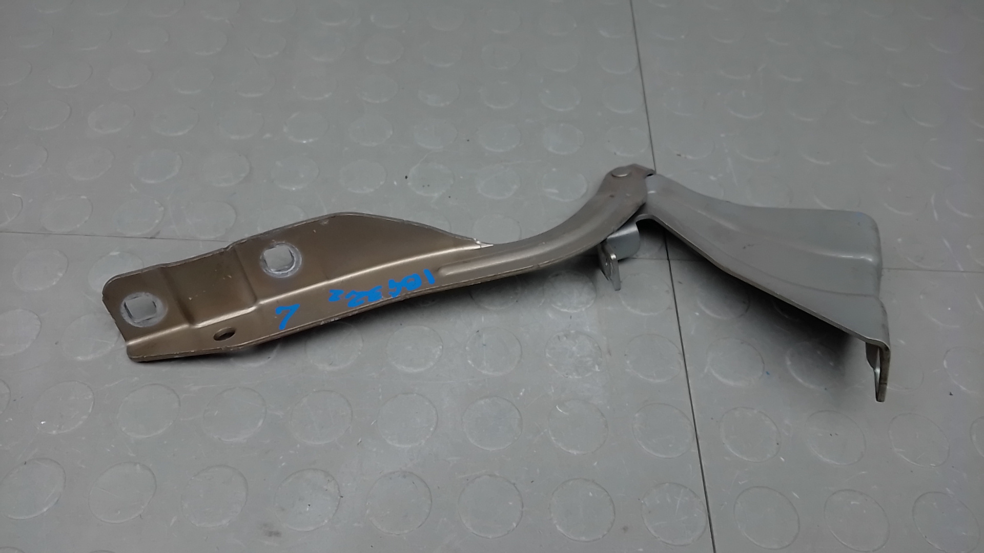 Петля капота