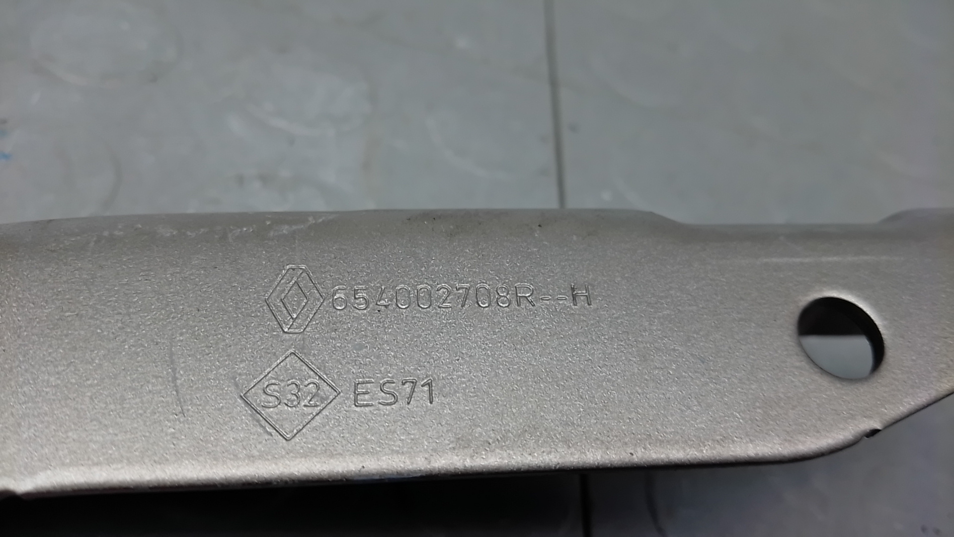 Петля капота