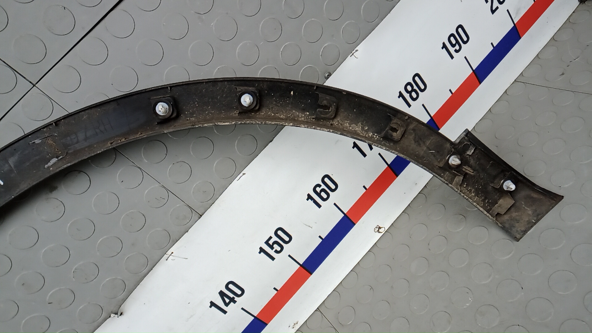 Накладка переднего крыла правого