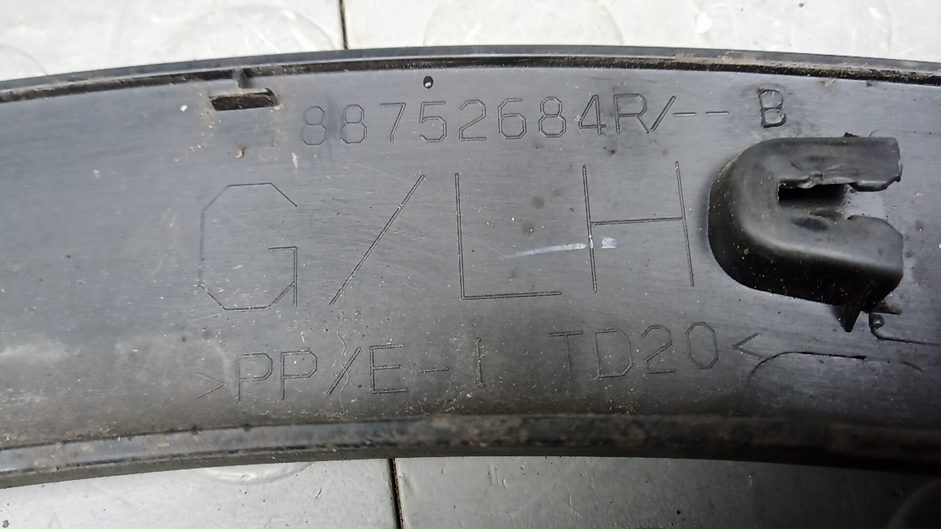 Накладка заднего крыла левого