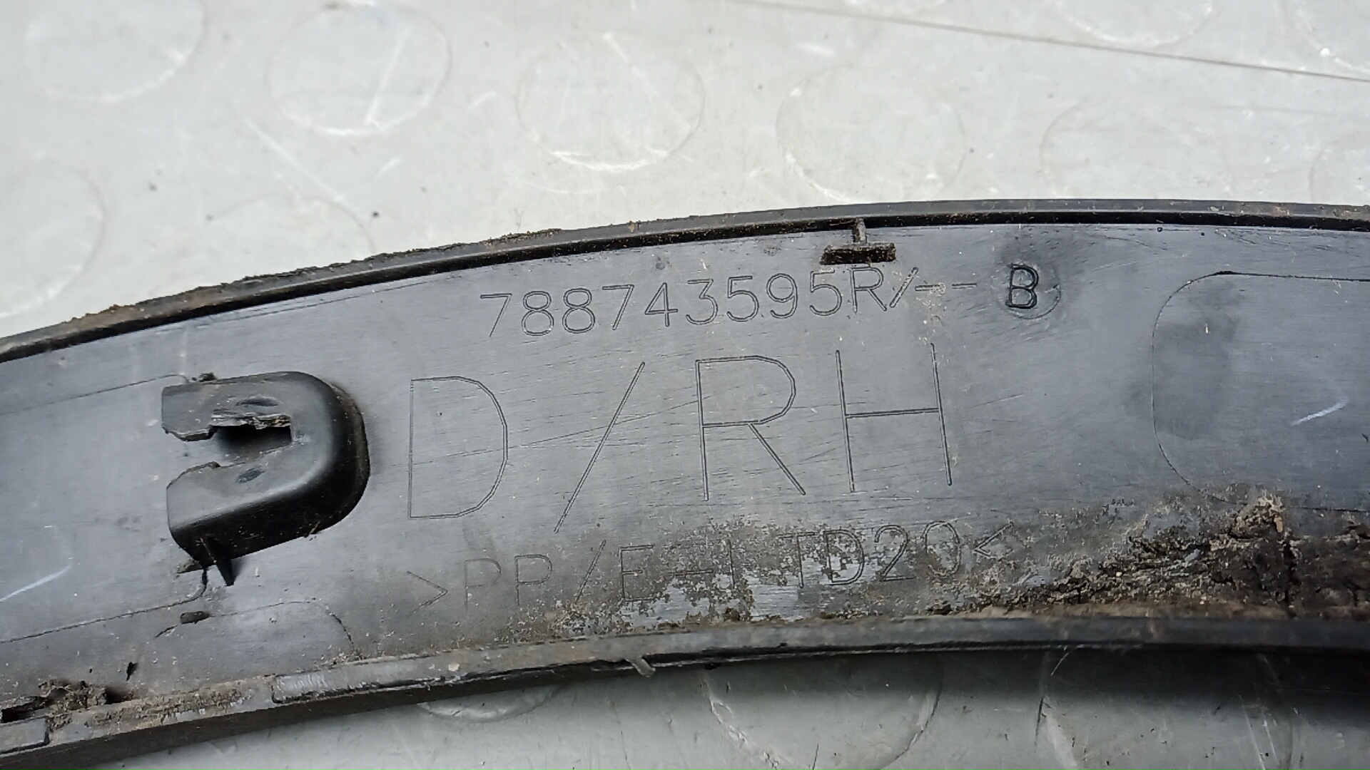 Молдинг заднего крыла правого