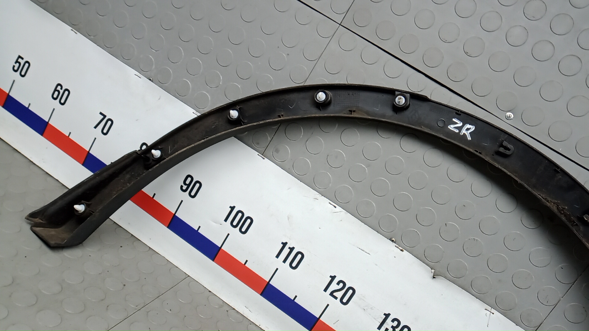 Молдинг заднего крыла правого