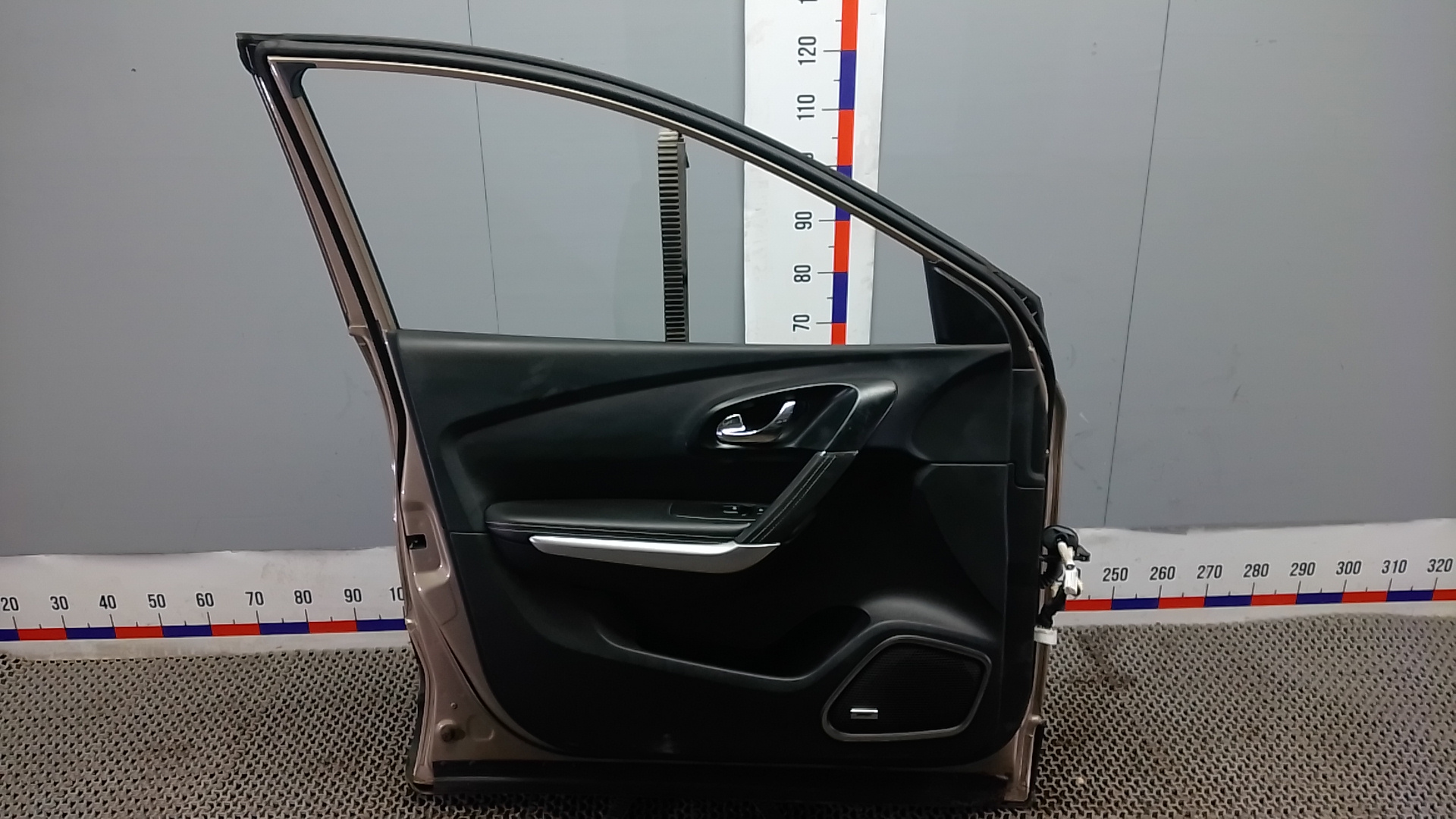 Дверь передняя левая