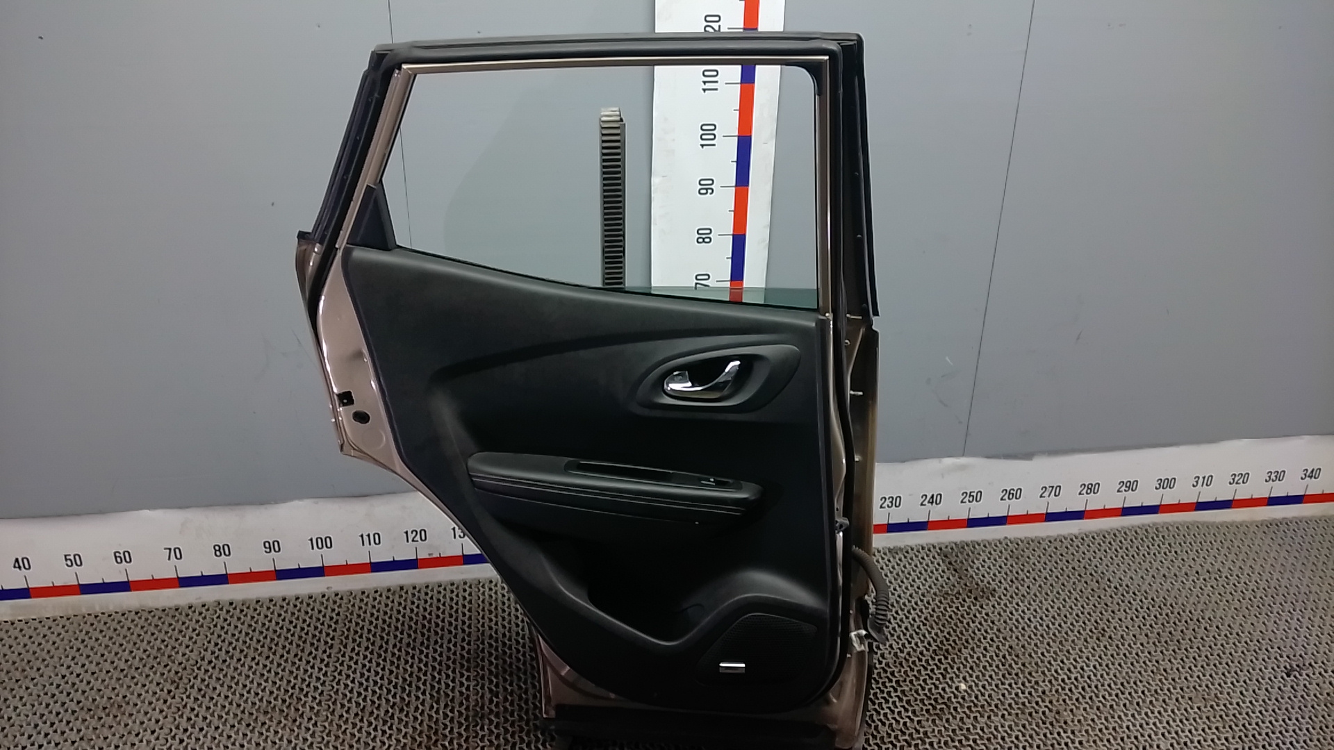 Дверь задняя левая