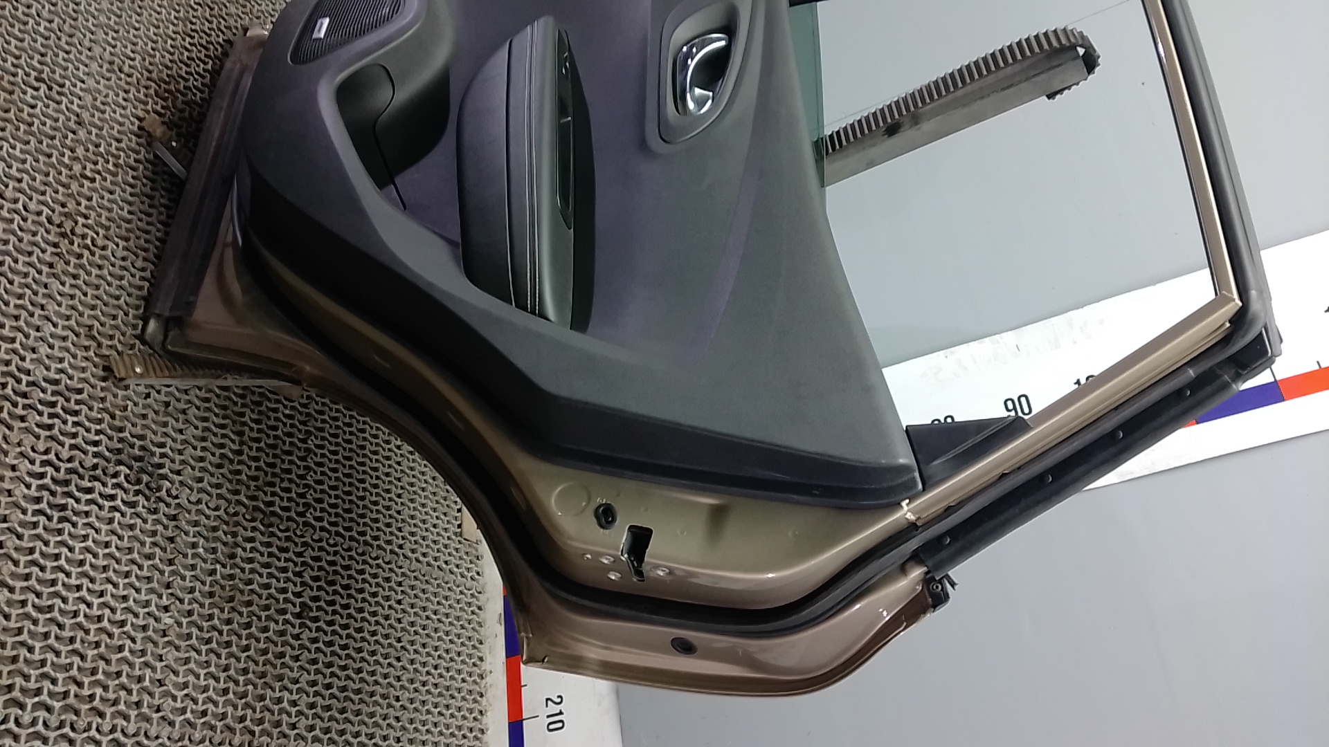 Дверь задняя правая