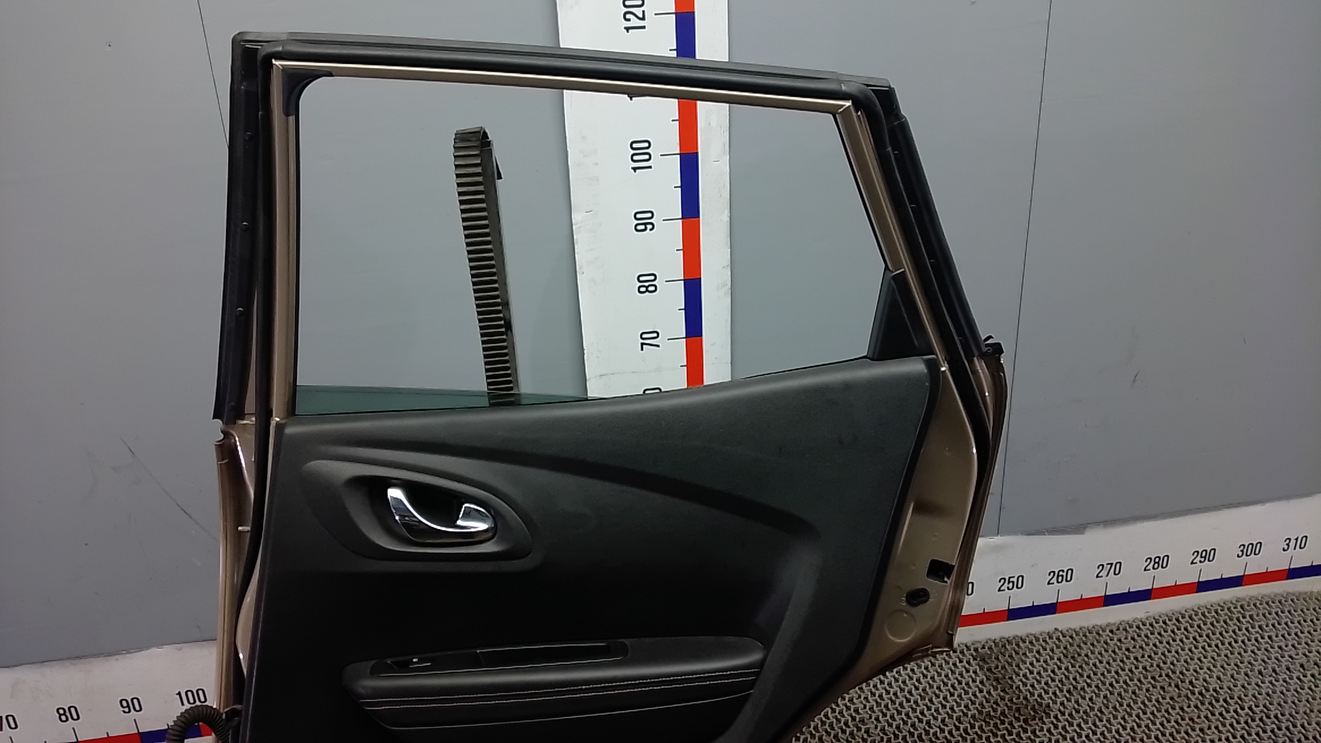 Дверь задняя правая