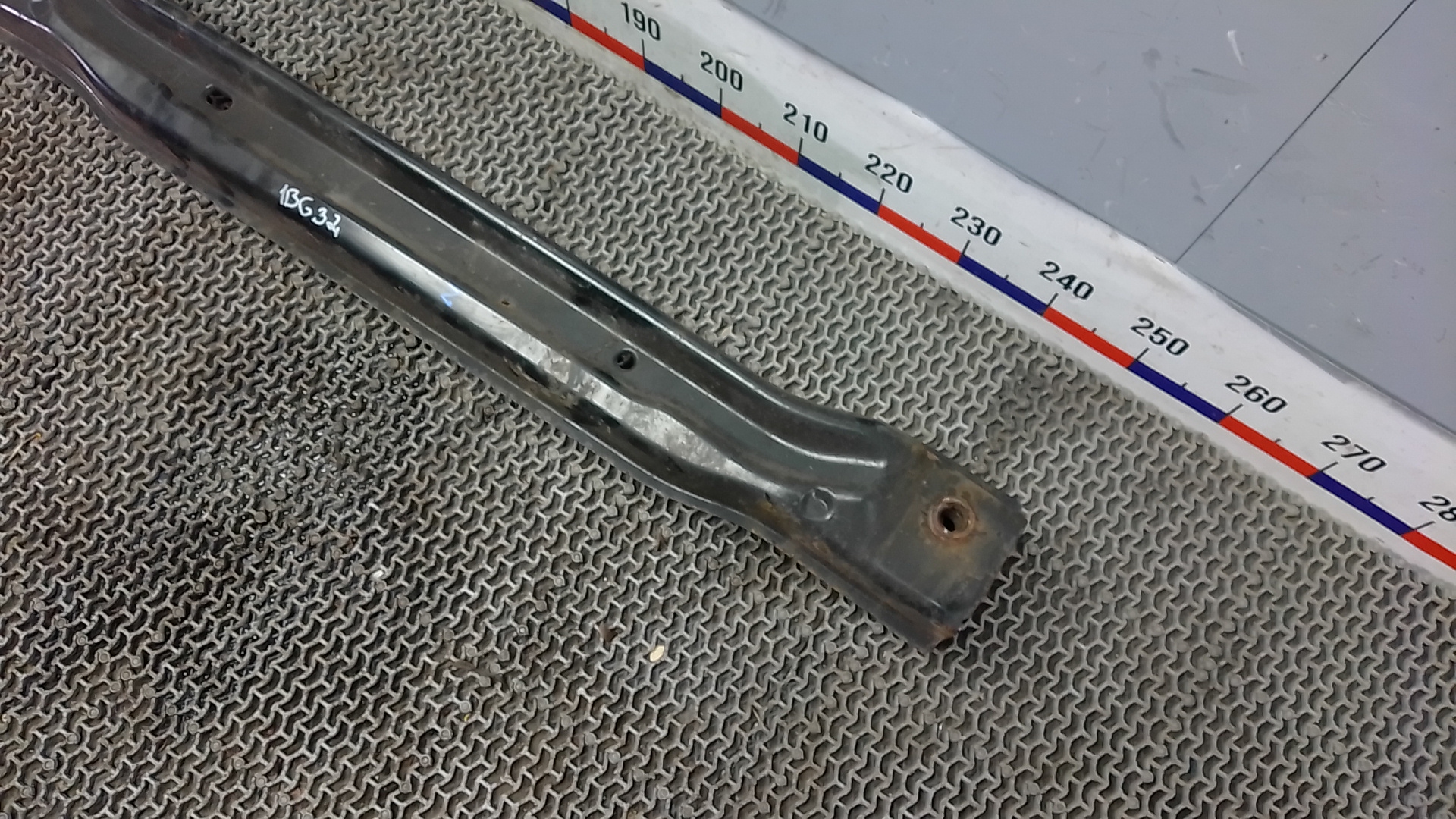 Усилитель заднего бампера