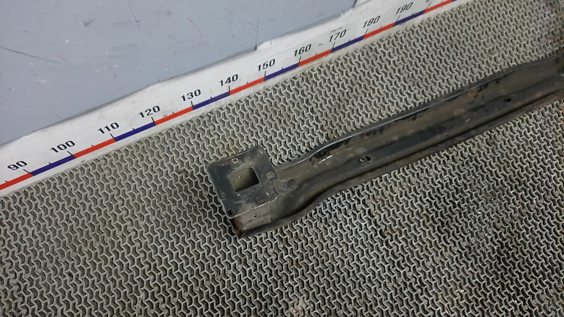 Усилитель заднего бампера