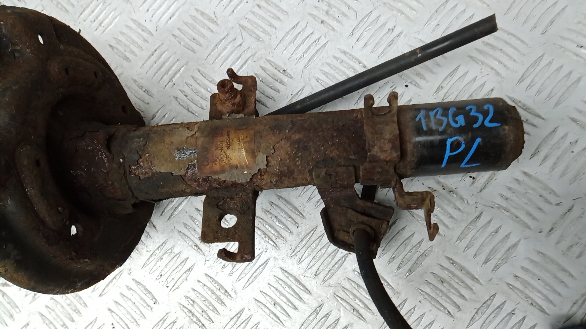 Амортизатор передний левый