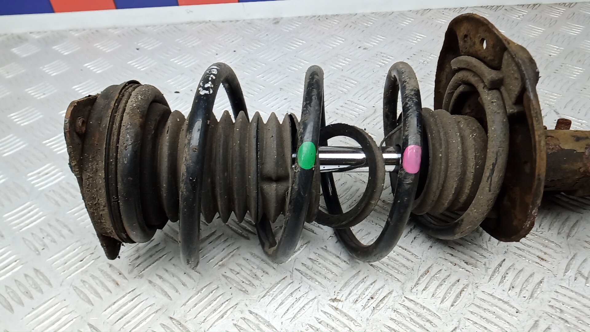 Амортизатор передний левый