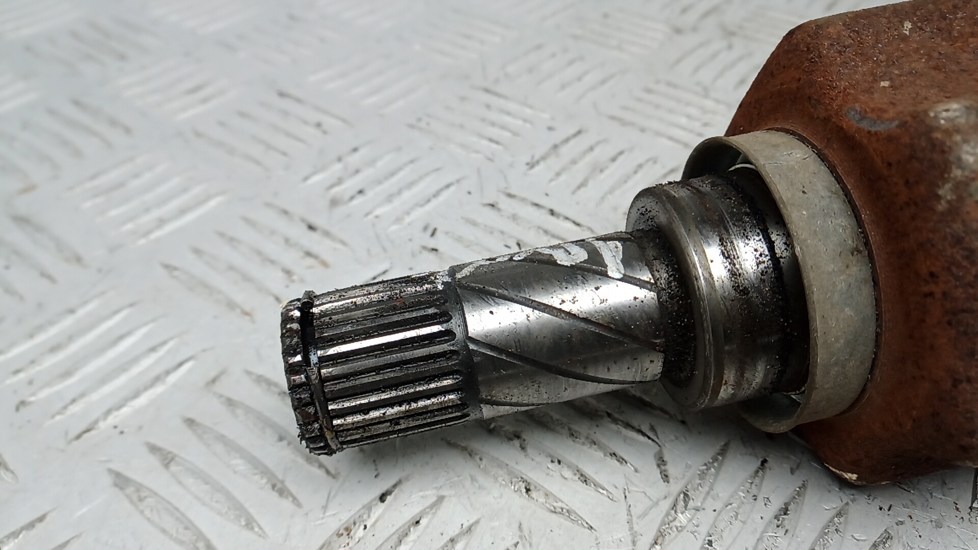 Полуось передняя левая