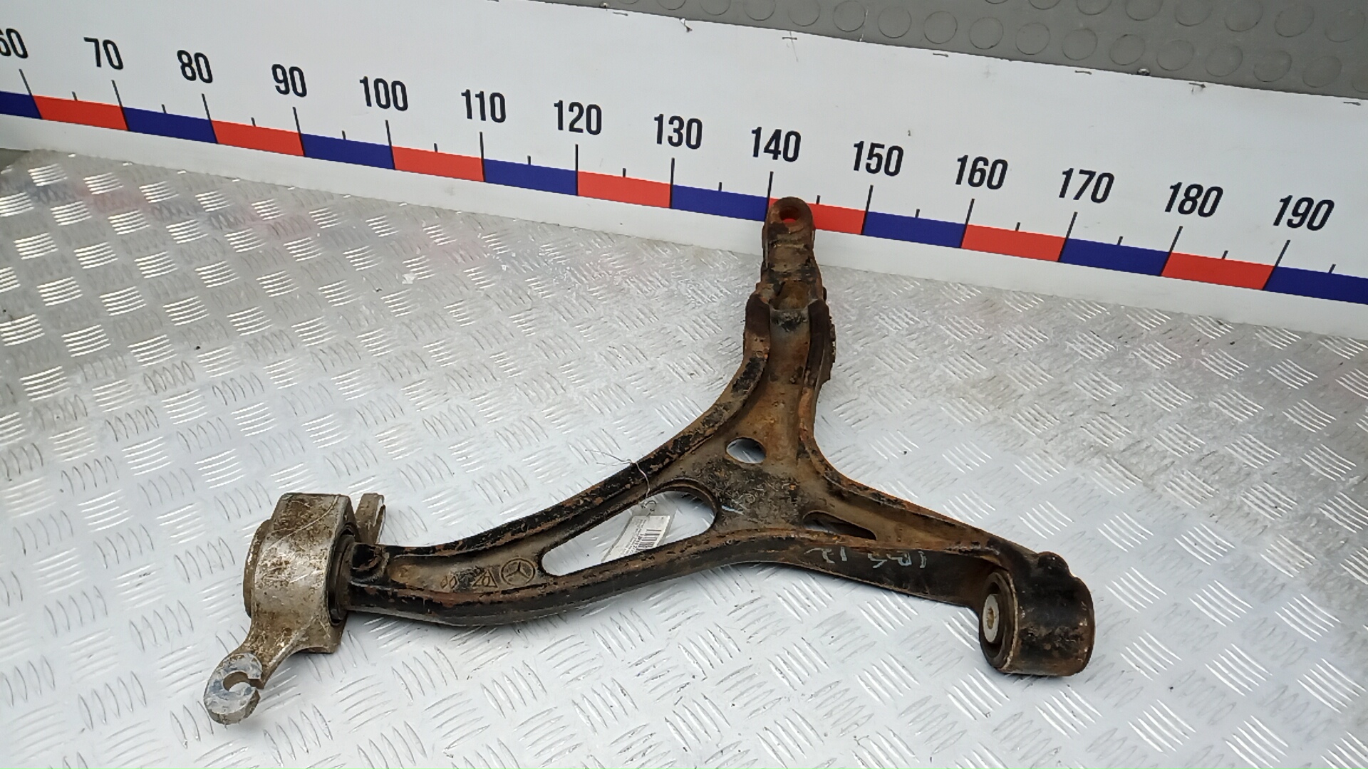 Рычаг передний нижний левый