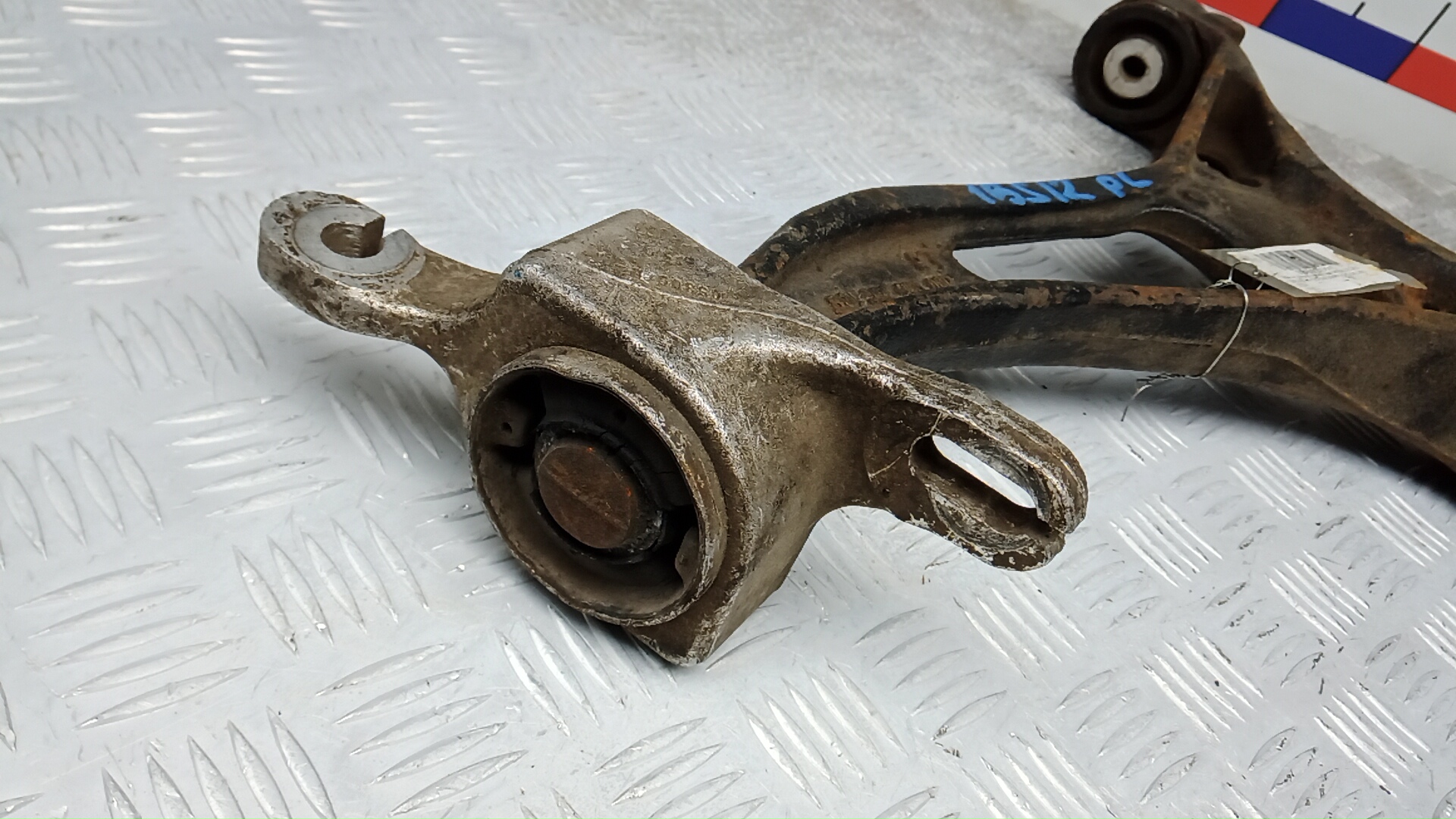 Рычаг передний нижний левый