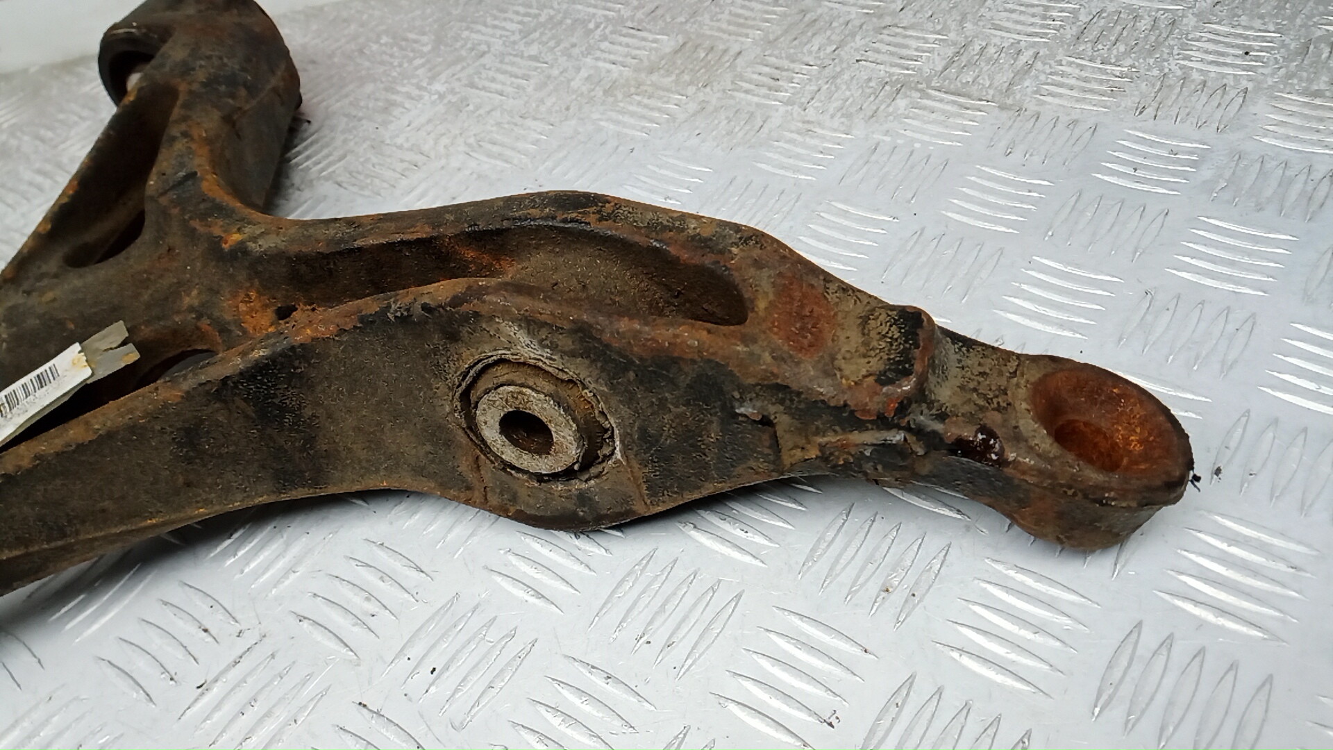 Рычаг передний нижний левый