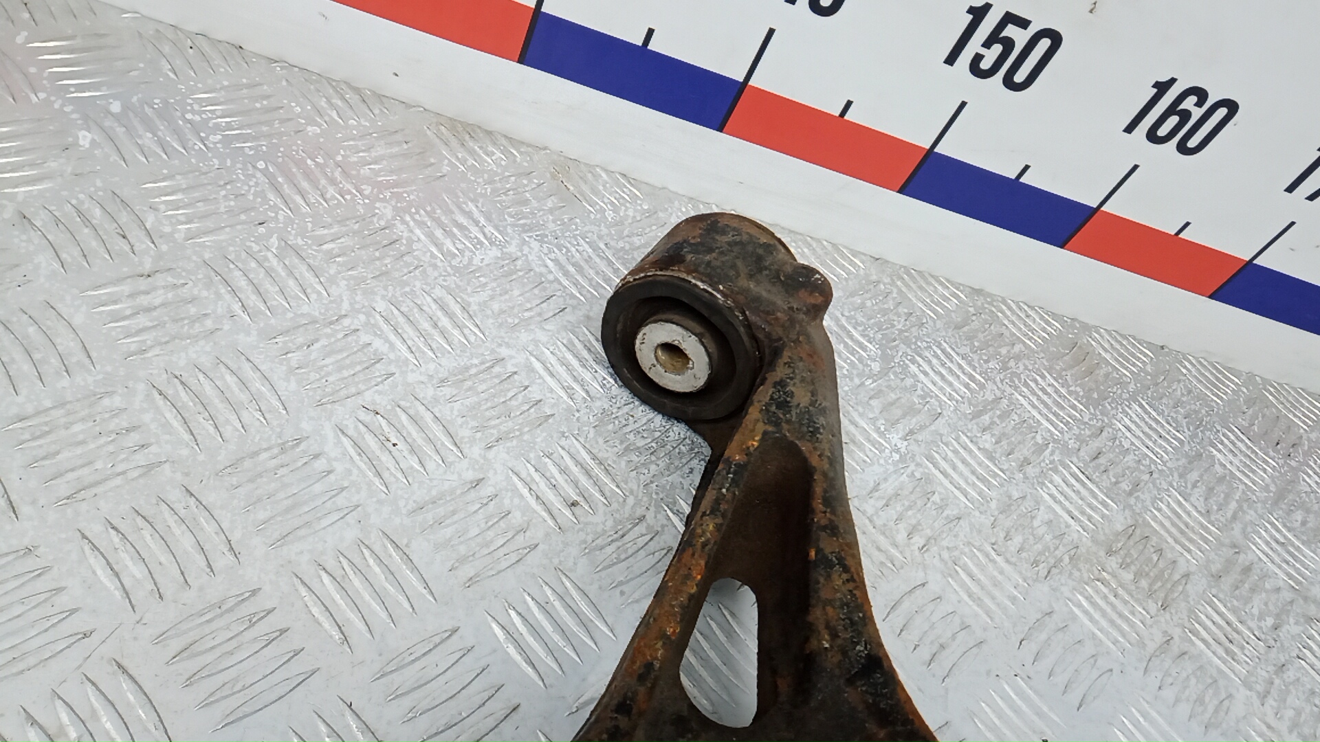 Рычаг передний нижний левый