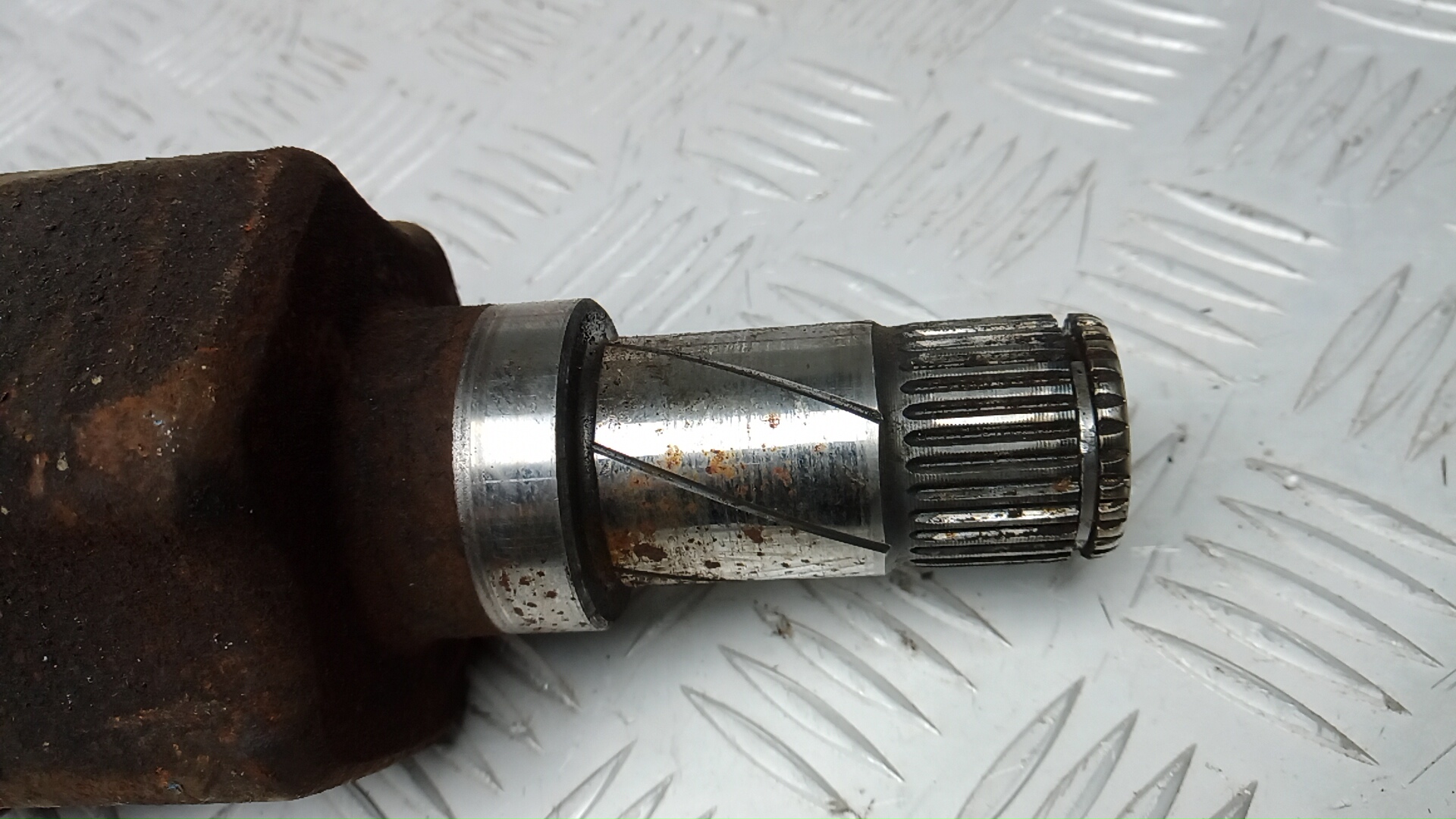 Полуось передняя левая