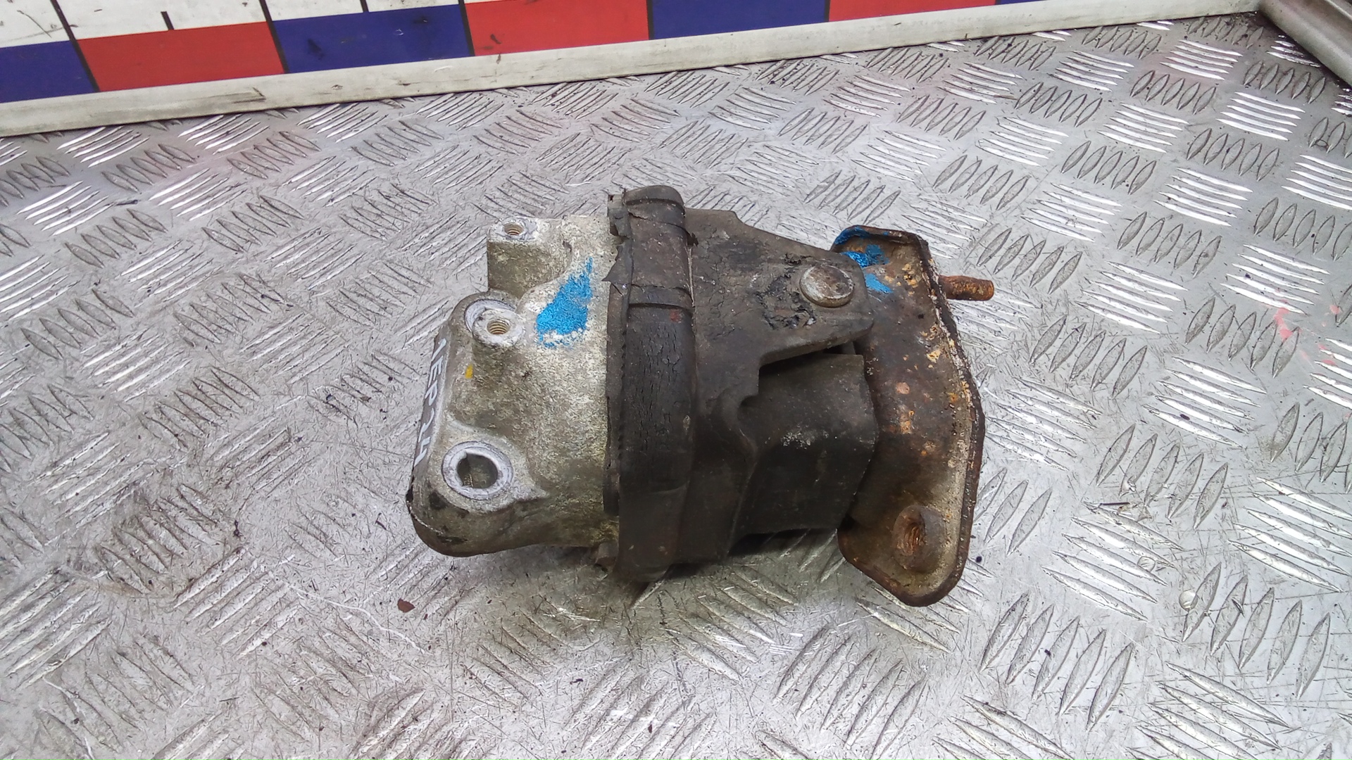 Опора двигателя