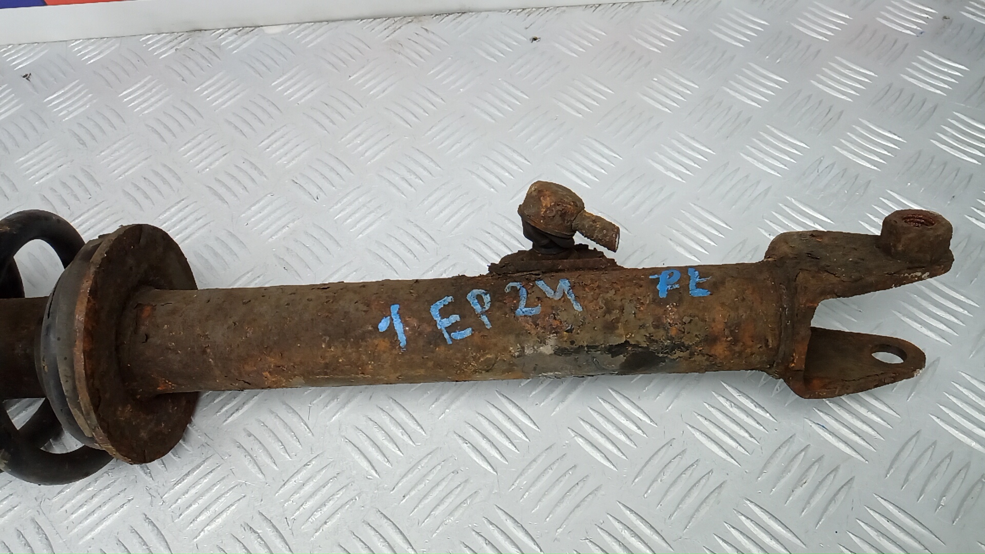 Амортизатор передний левый