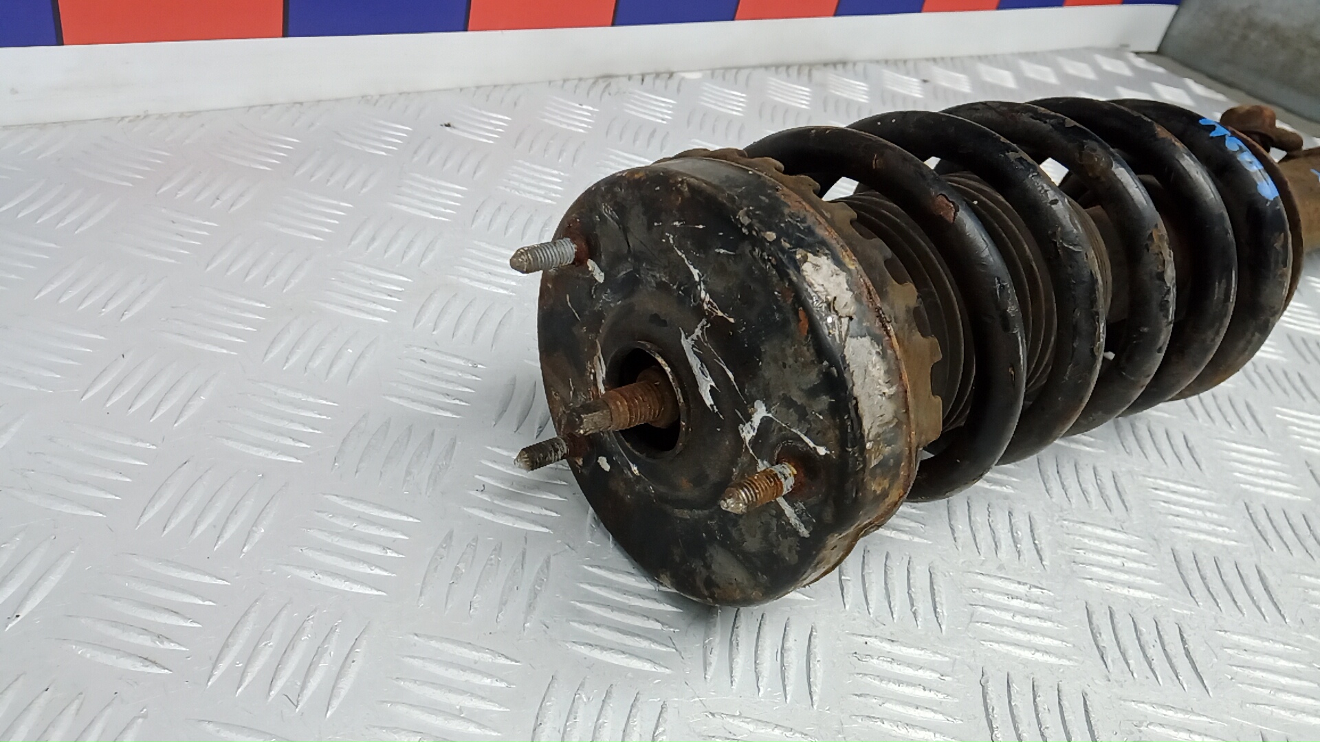 Амортизатор передний левый