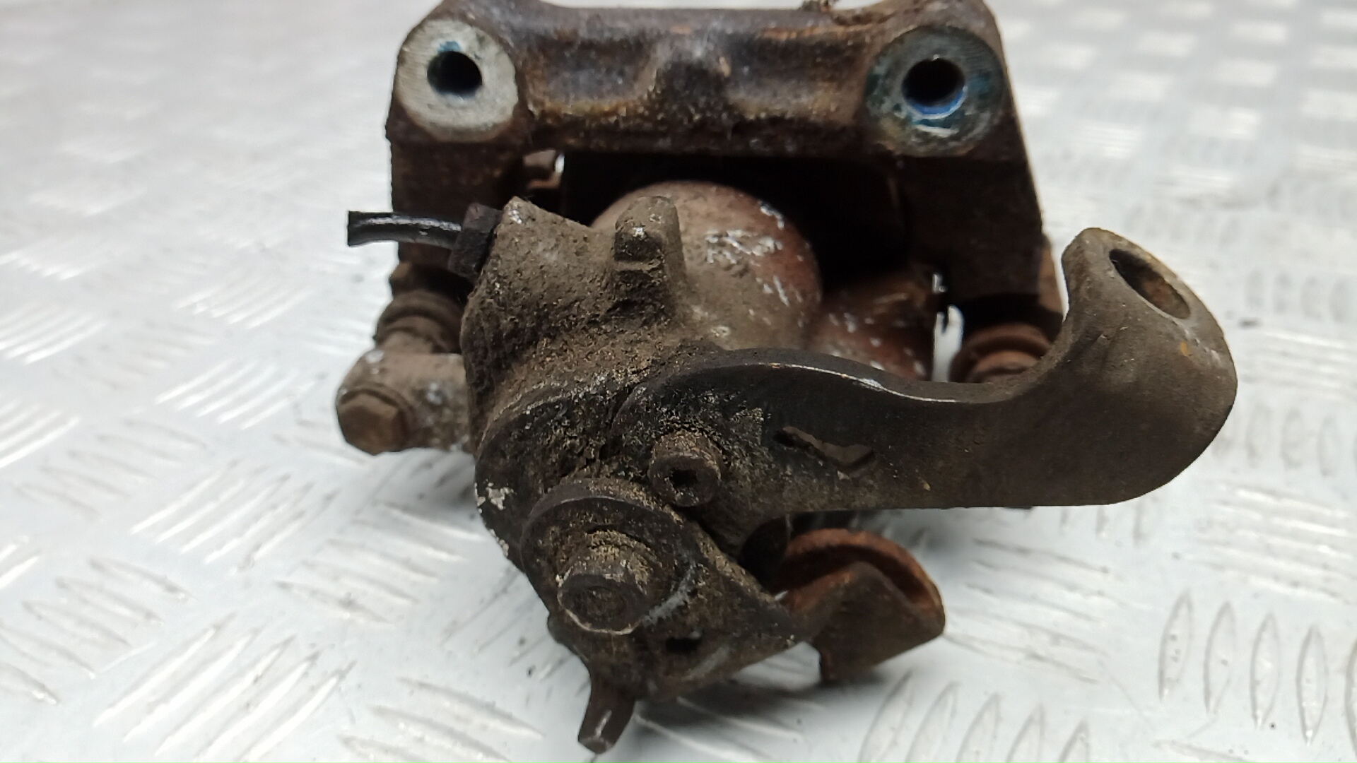 Суппорт задний левый