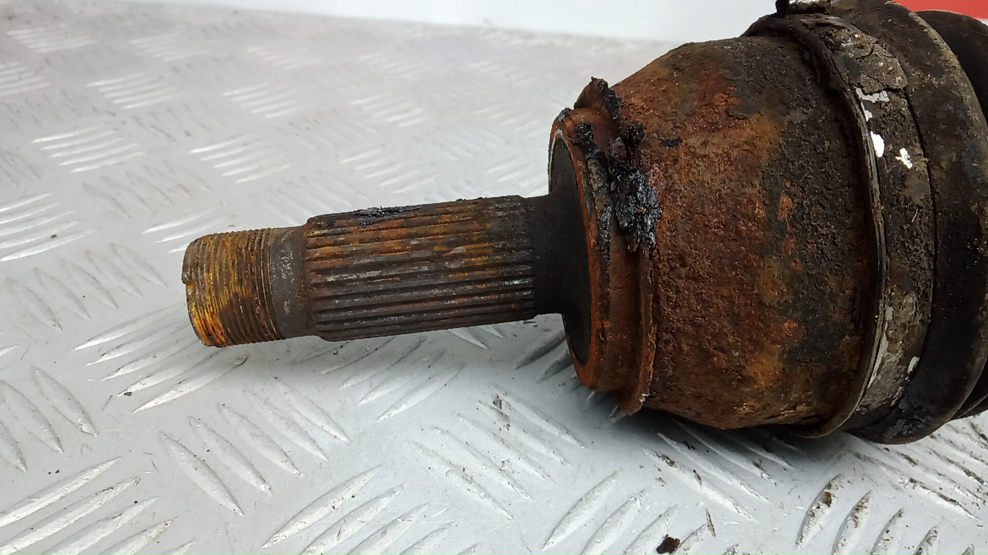 Полуось задняя левая