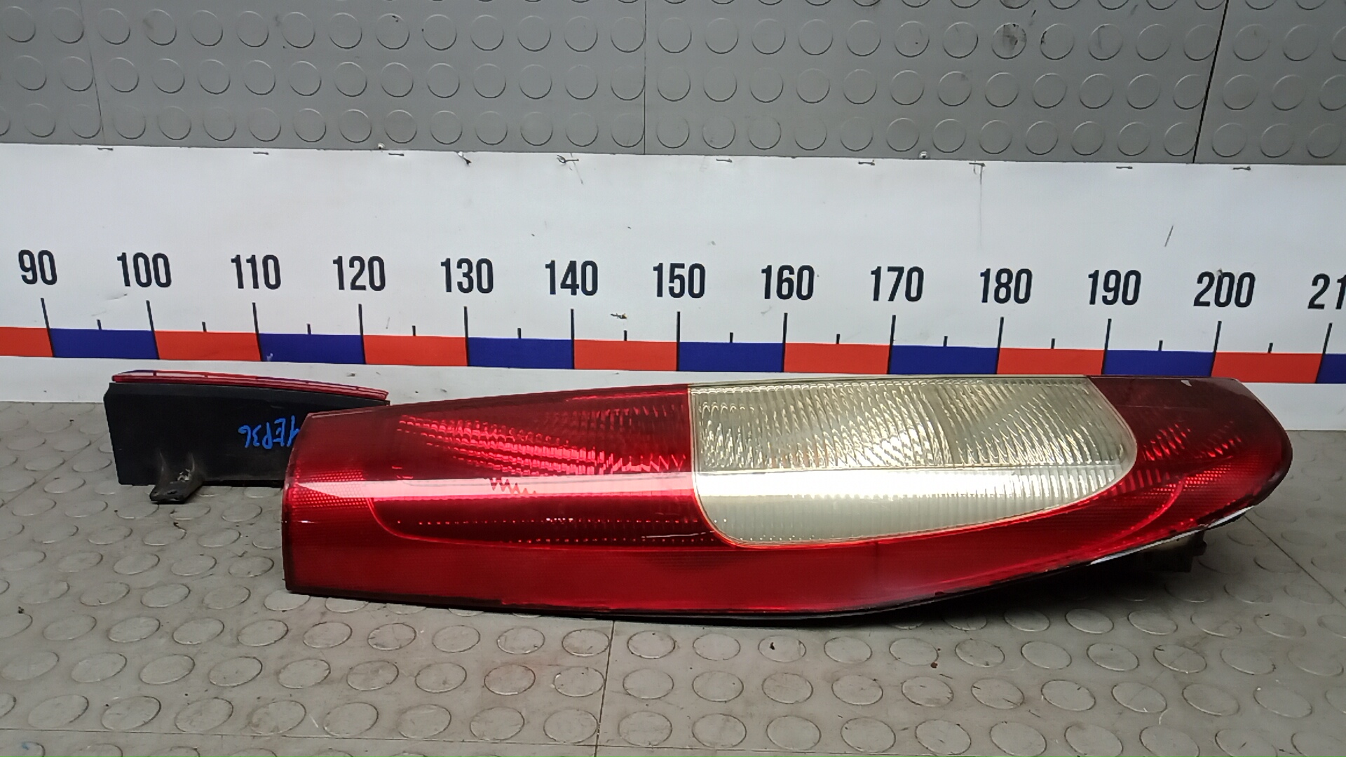 Фонарь задний левый