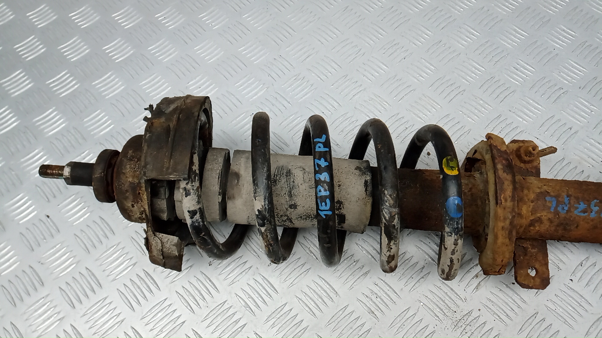 Амортизатор передний левый