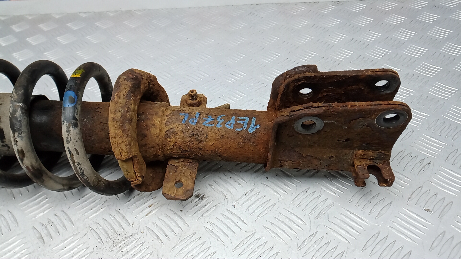 Амортизатор передний левый