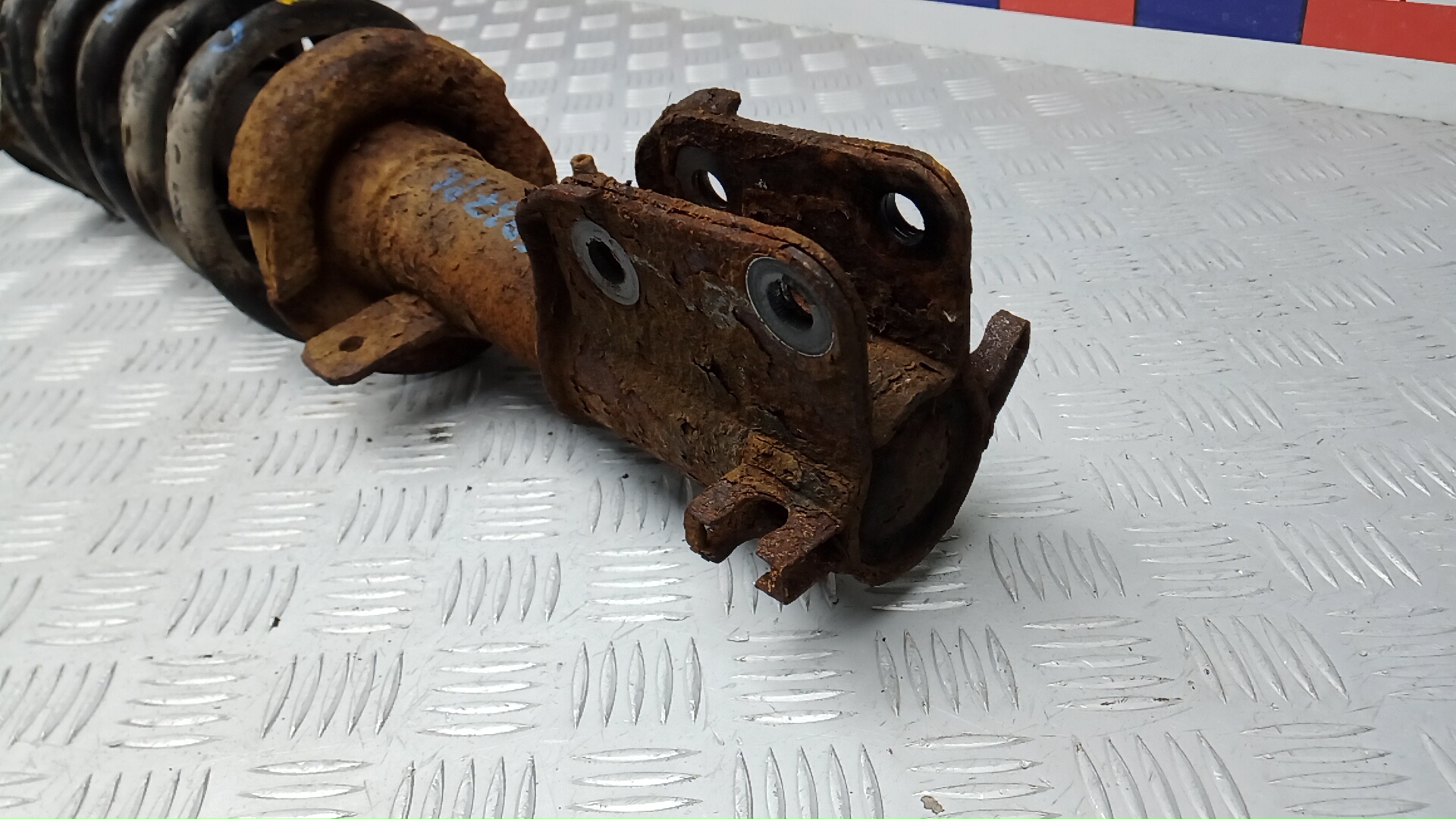 Амортизатор передний левый