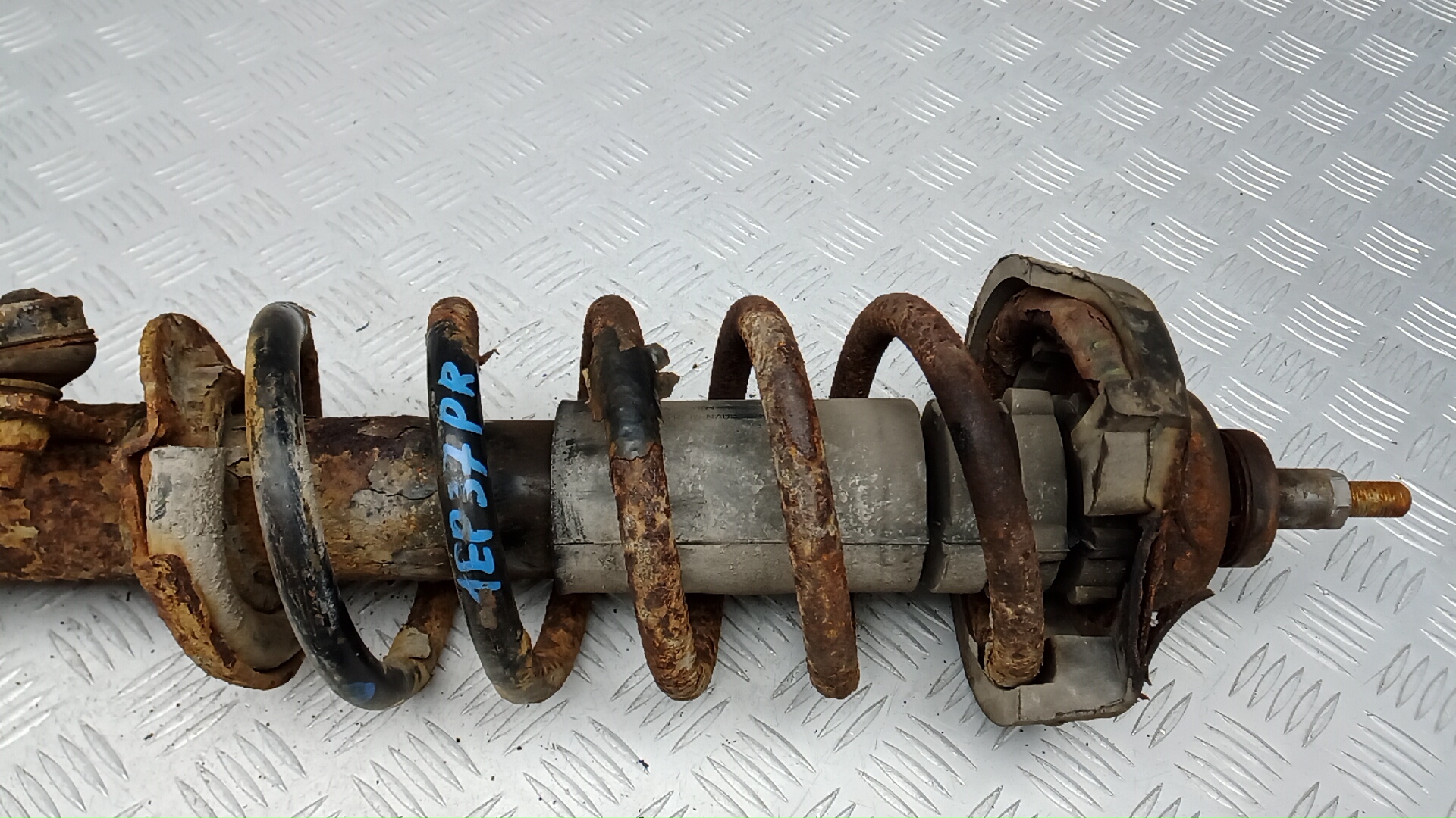 Амортизатор передний правый